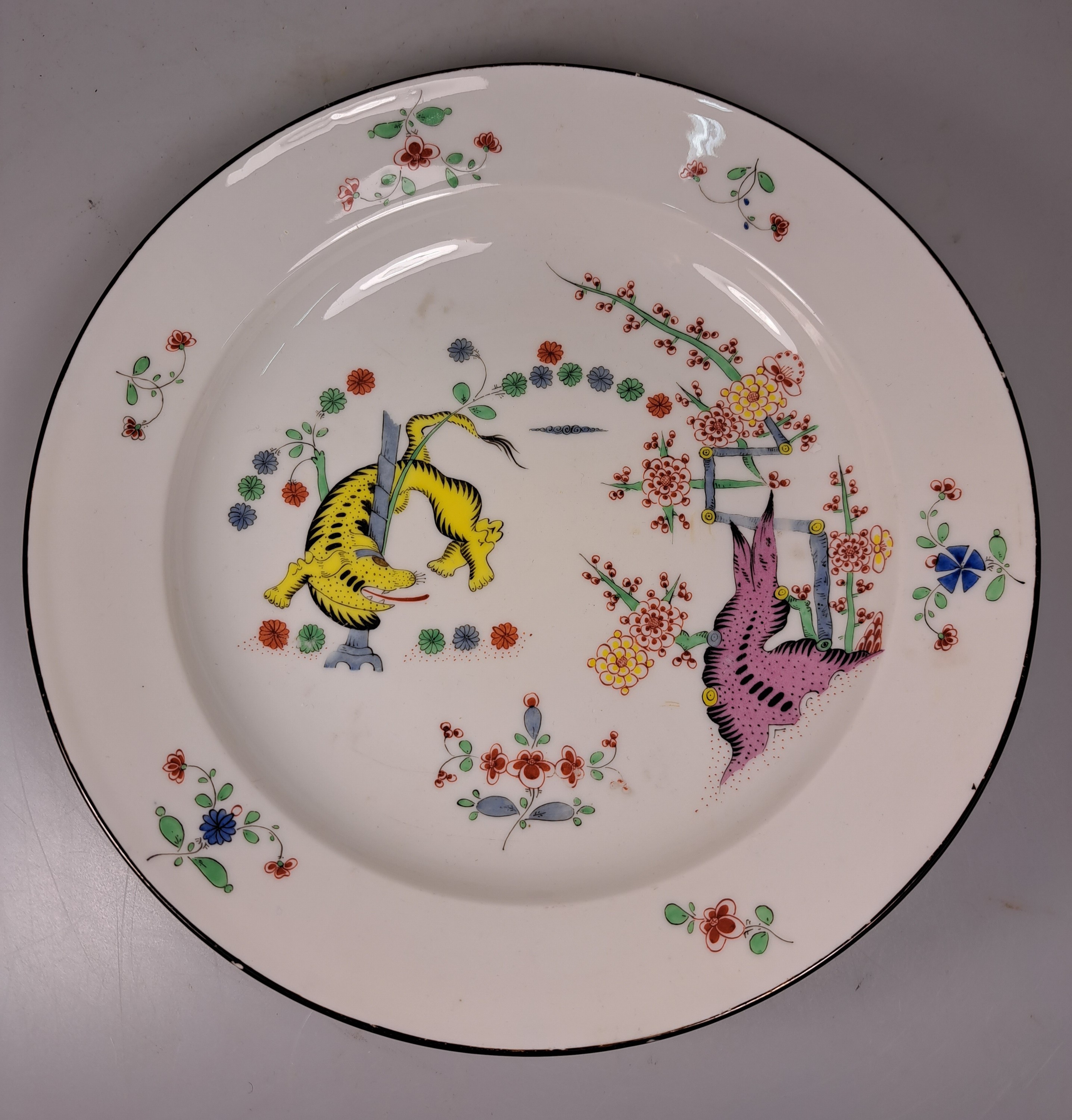 Detail a: Teller, Meissen, um 1860, aus der königlichen Hofsilberkammer Dresden, alter gelber Löwe, brauner Rand, D. ca. 25 cm, die Hofsilberkammer, ...