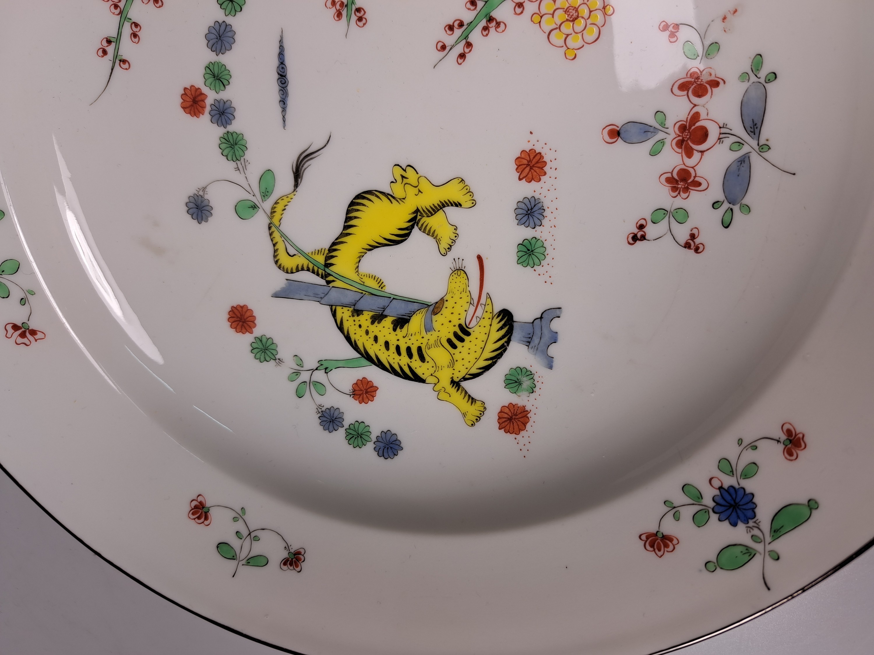 Detail c: Teller, Meissen, um 1860, aus der königlichen Hofsilberkammer Dresden, alter gelber Löwe, brauner Rand, D. ca. 25 cm, die Hofsilberkammer, ...