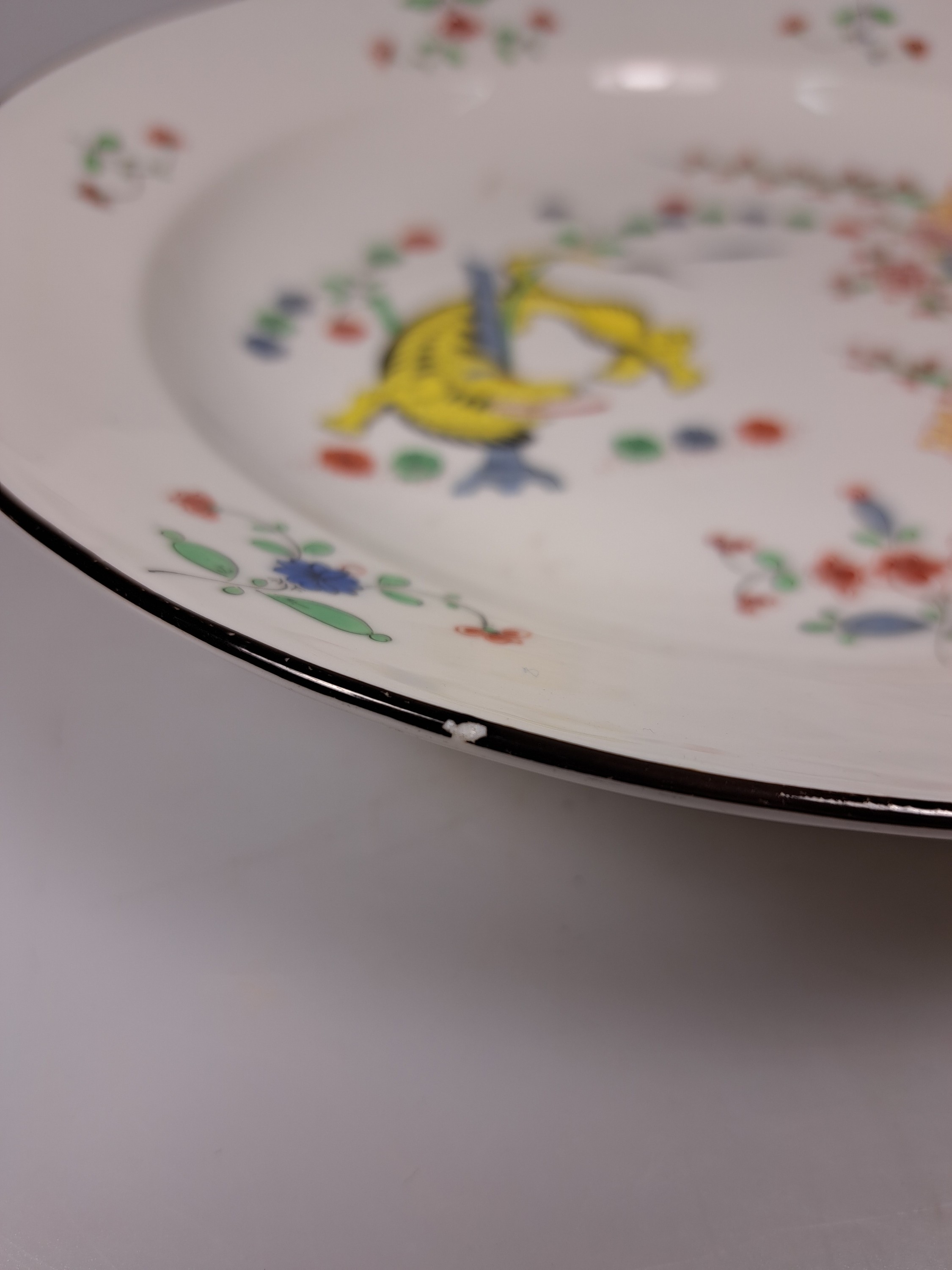 Detail d: Teller, Meissen, um 1860, aus der königlichen Hofsilberkammer Dresden, alter gelber Löwe, brauner Rand, D. ca. 25 cm, die Hofsilberkammer, ...