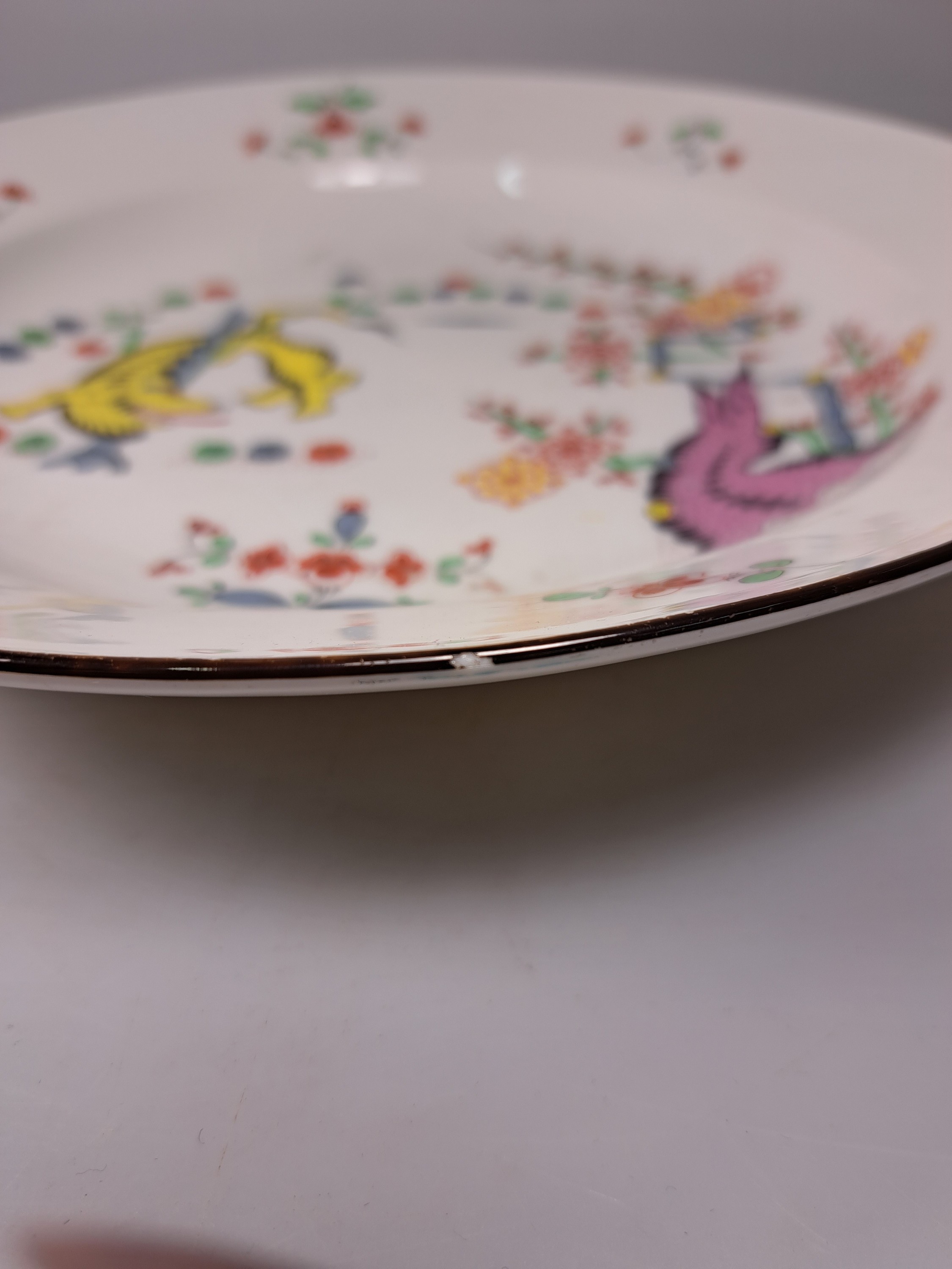 Detail e: Teller, Meissen, um 1860, aus der königlichen Hofsilberkammer Dresden, alter gelber Löwe, brauner Rand, D. ca. 25 cm, die Hofsilberkammer, ...