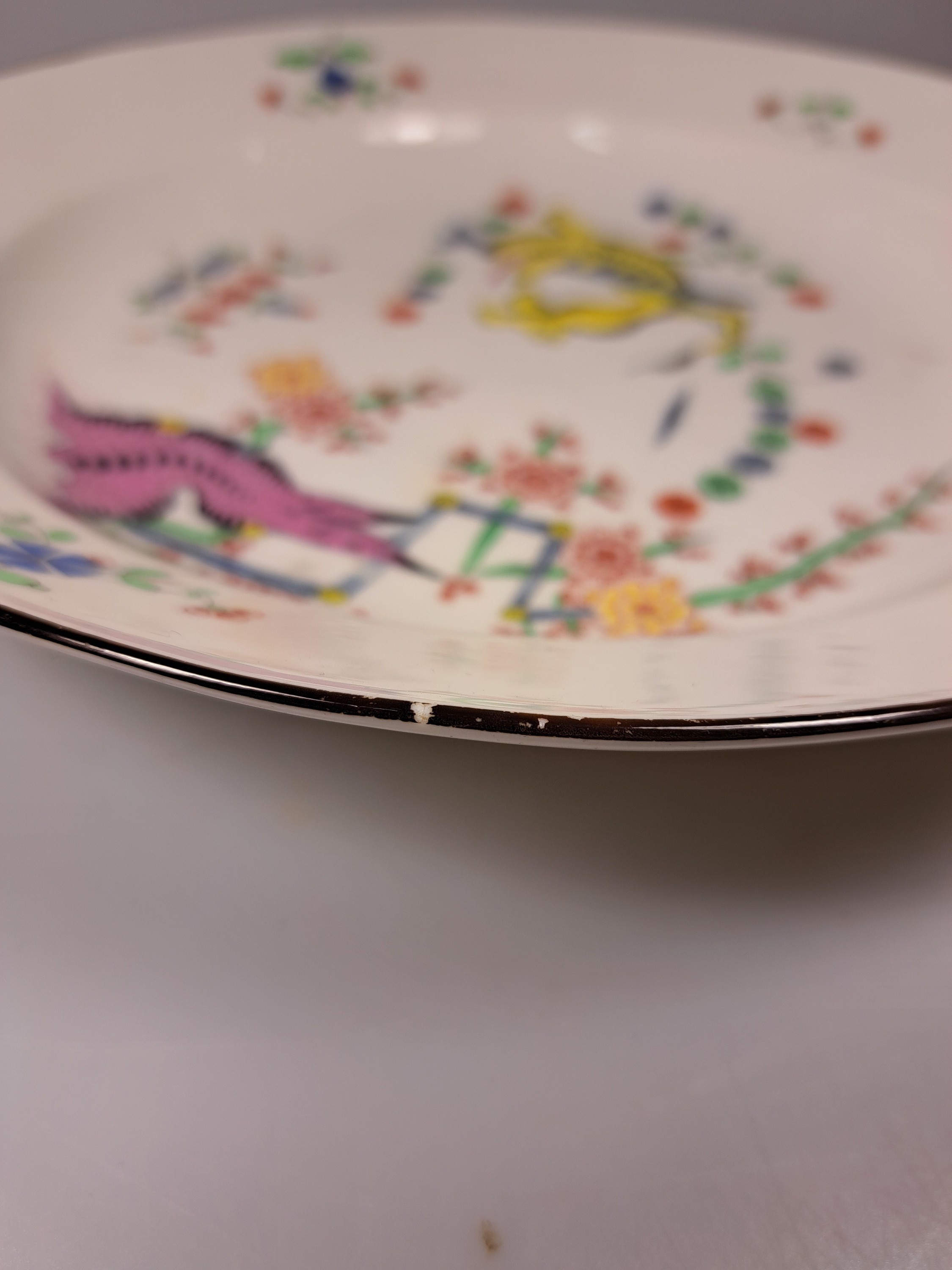 Detail f: Teller, Meissen, um 1860, aus der königlichen Hofsilberkammer Dresden, alter gelber Löwe, brauner Rand, D. ca. 25 cm, die Hofsilberkammer, ...