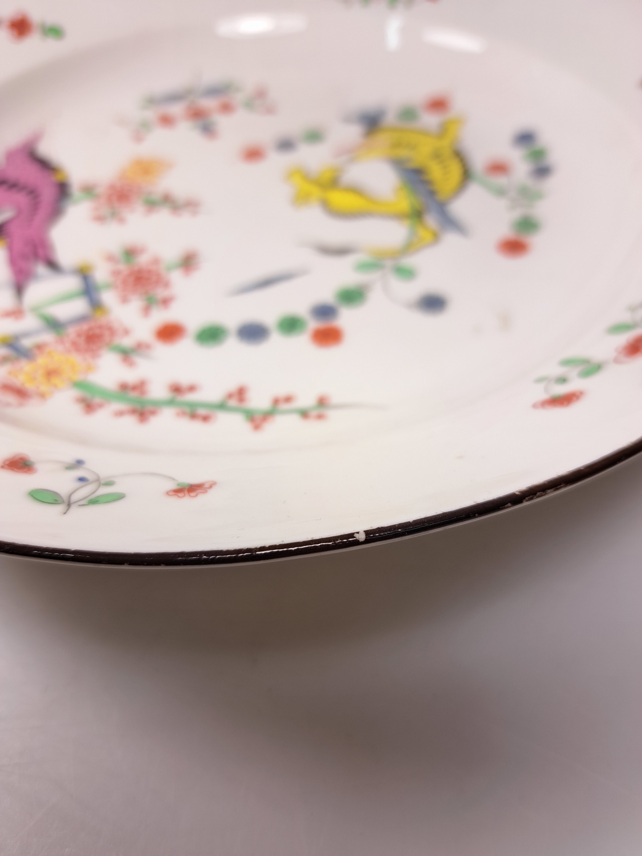 Detail g: Teller, Meissen, um 1860, aus der königlichen Hofsilberkammer Dresden, alter gelber Löwe, brauner Rand, D. ca. 25 cm, die Hofsilberkammer, ...