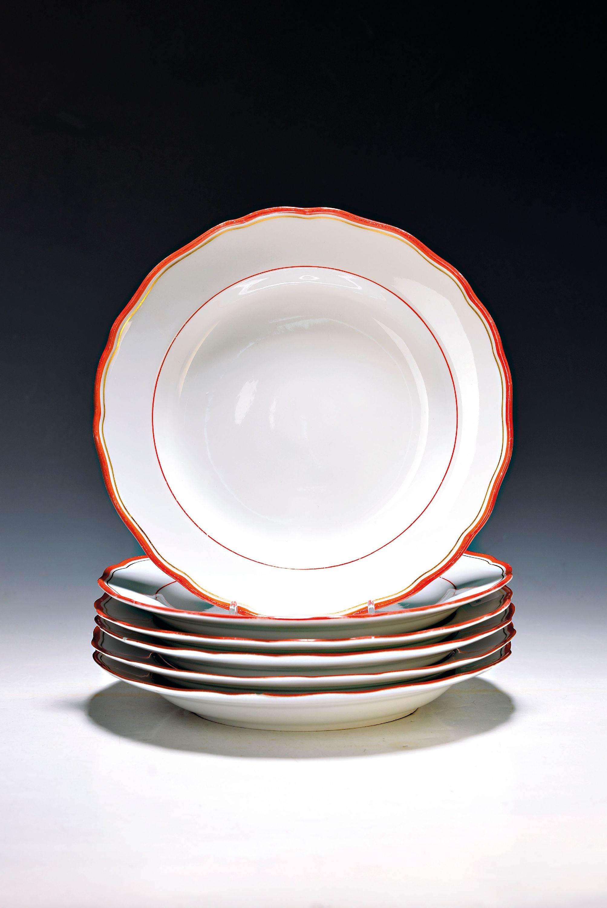 Image 26994887 - 6 Teller, Meissen, um 1860/80, Porzellan, korallenroter Rand mit Goldrand, Form neuer ...