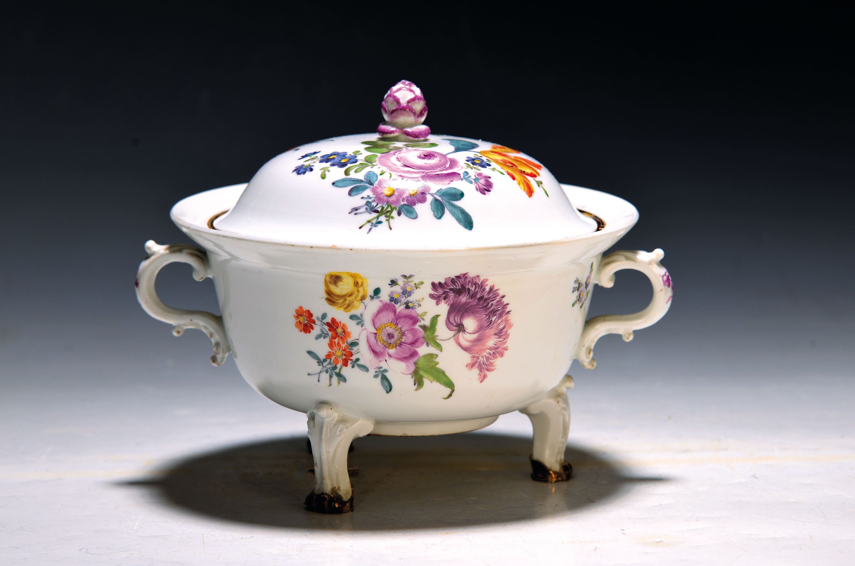 Image 26994892 - Deckelterrinchen, Meissen, um 1750, Porzellan, auf drei hohen Beinen, zwei Doppelhenkel, ...