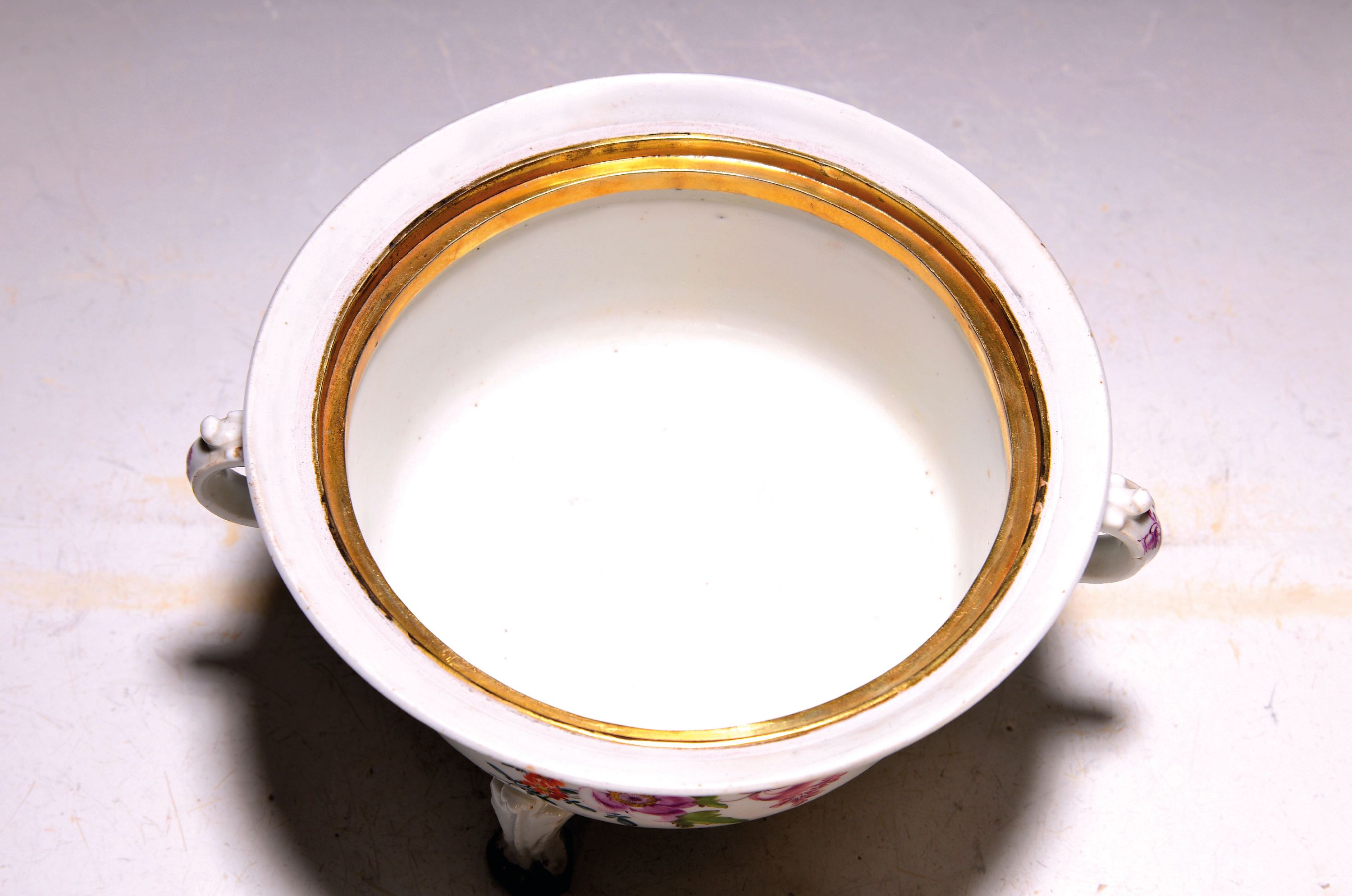 Detail a: Deckelterrinchen, Meissen, um 1750, Porzellan, auf drei hohen Beinen, zwei Doppelhenkel, gewölbter Deckel mit Knospe, Blumenmalerei, Goldstaffage, ...