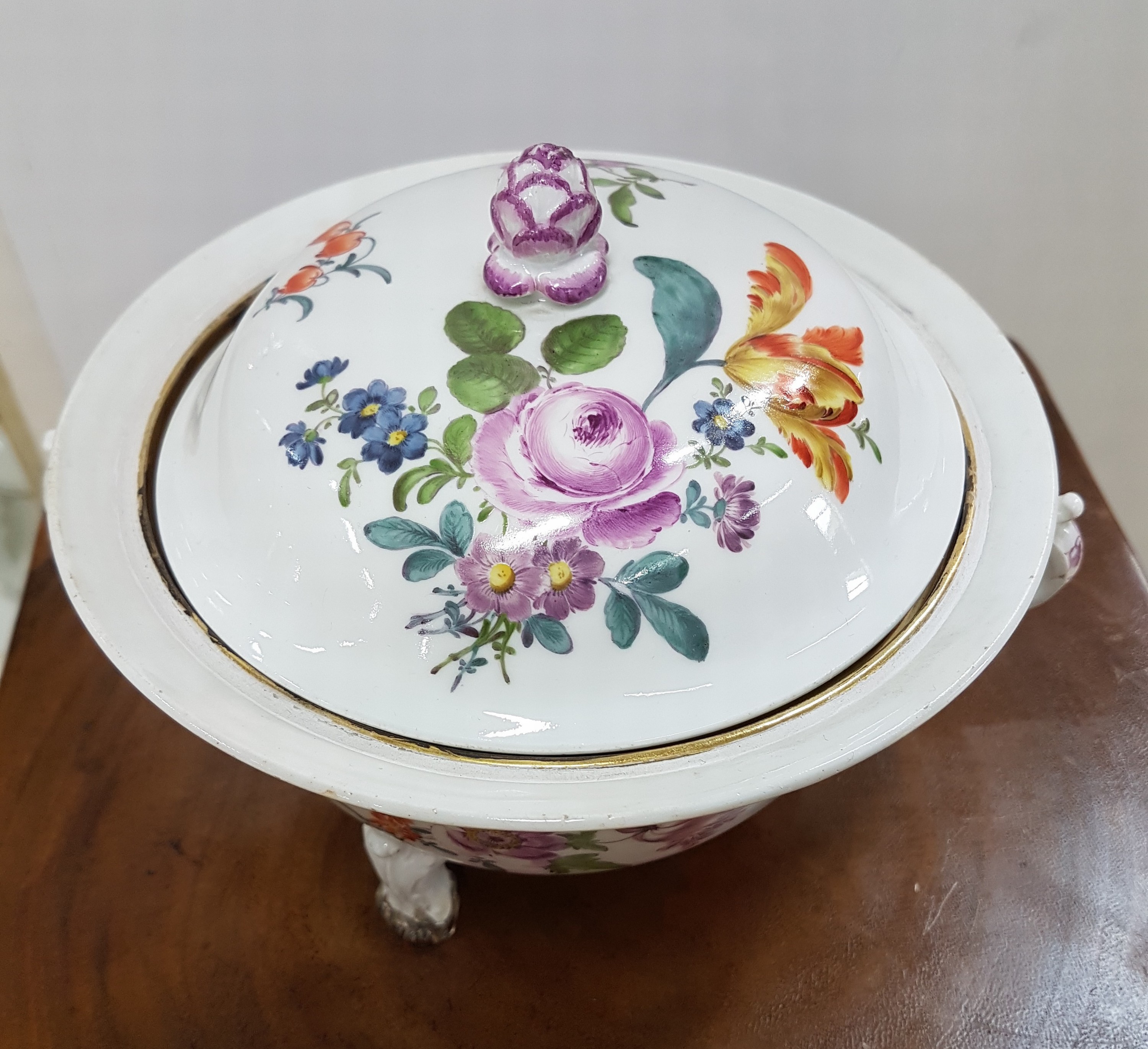 Detail b: Deckelterrinchen, Meissen, um 1750, Porzellan, auf drei hohen Beinen, zwei Doppelhenkel, gewölbter Deckel mit Knospe, Blumenmalerei, Goldstaffage, ...