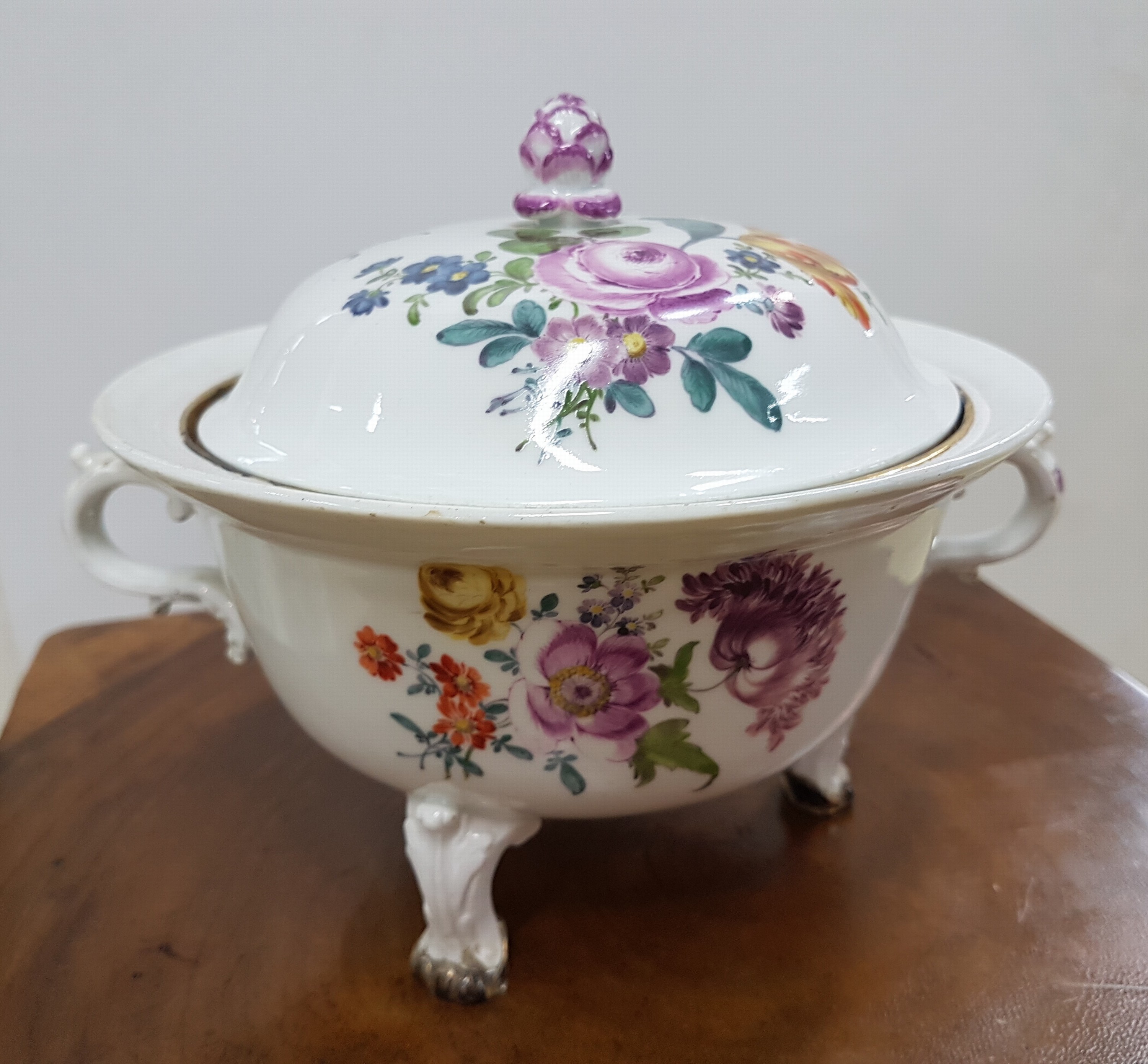 Detail c: Deckelterrinchen, Meissen, um 1750, Porzellan, auf drei hohen Beinen, zwei Doppelhenkel, gewölbter Deckel mit Knospe, Blumenmalerei, Goldstaffage, ...