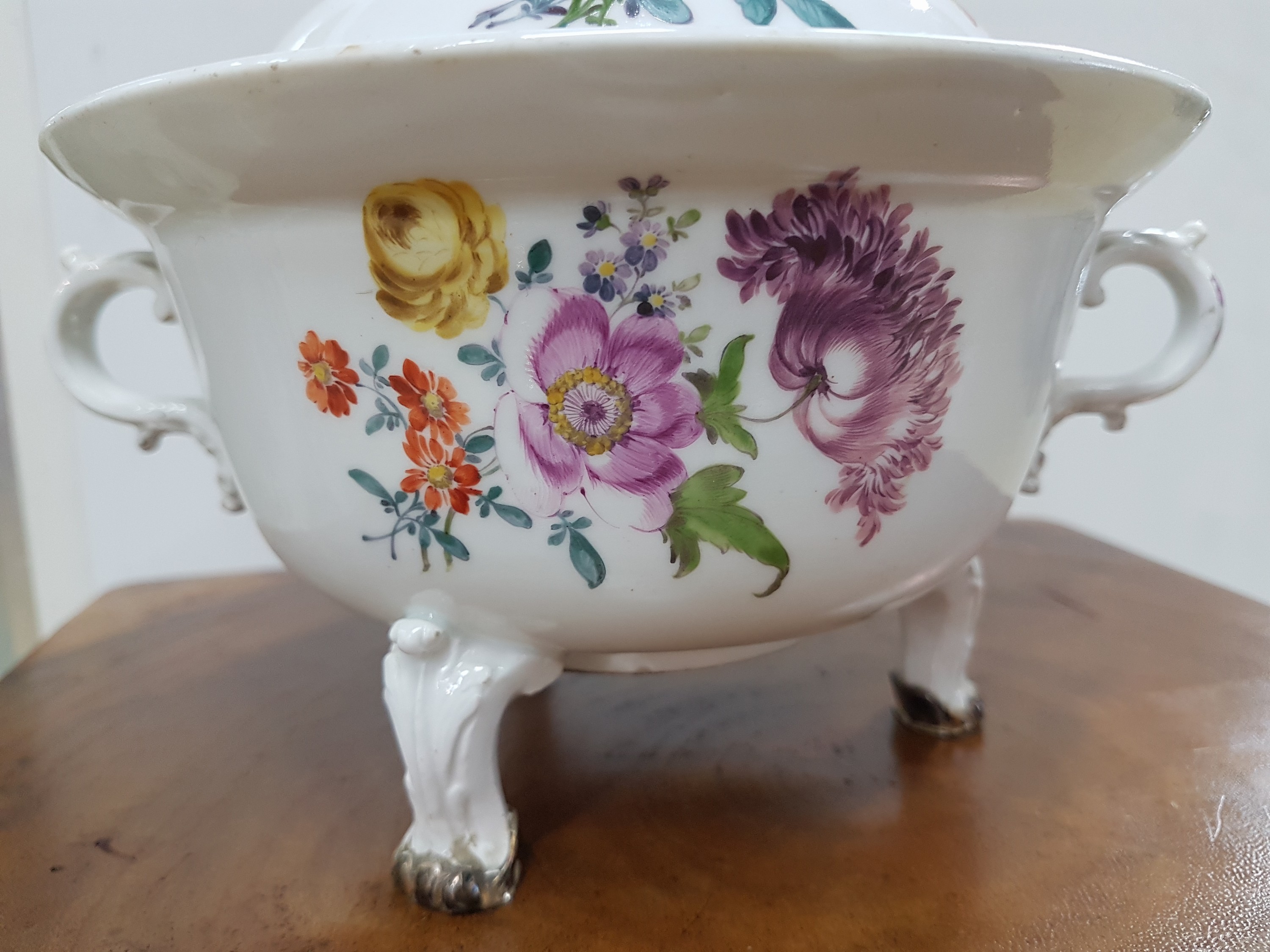 Detail d: Deckelterrinchen, Meissen, um 1750, Porzellan, auf drei hohen Beinen, zwei Doppelhenkel, gewölbter Deckel mit Knospe, Blumenmalerei, Goldstaffage, ...
