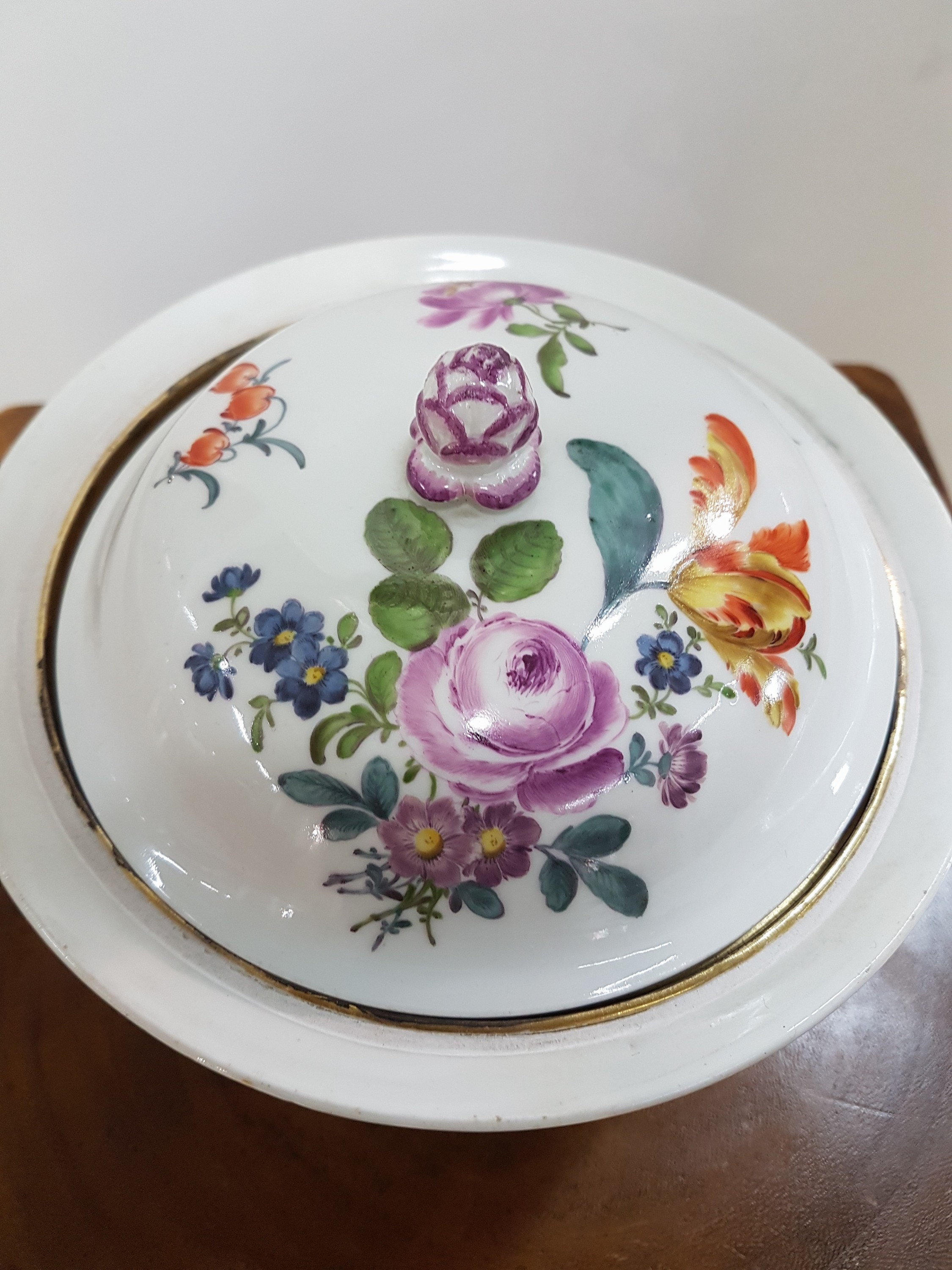 Detail e: Deckelterrinchen, Meissen, um 1750, Porzellan, auf drei hohen Beinen, zwei Doppelhenkel, gewölbter Deckel mit Knospe, Blumenmalerei, Goldstaffage, ...