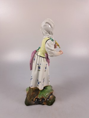 26994867d - Porzellanfigur, Höchst, um 1770, Mädchen mit Kopftuch und Vogel, bunt bemalt, ...