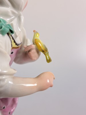 26994867i - Porzellanfigur, Höchst, um 1770, Mädchen mit Kopftuch und Vogel, bunt bemalt, ...