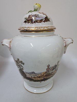26994893b - Deckelvase Fürstenberg, um 1770, Porzellan, beidseitige Bemalung, Ruinenlandschaften ...