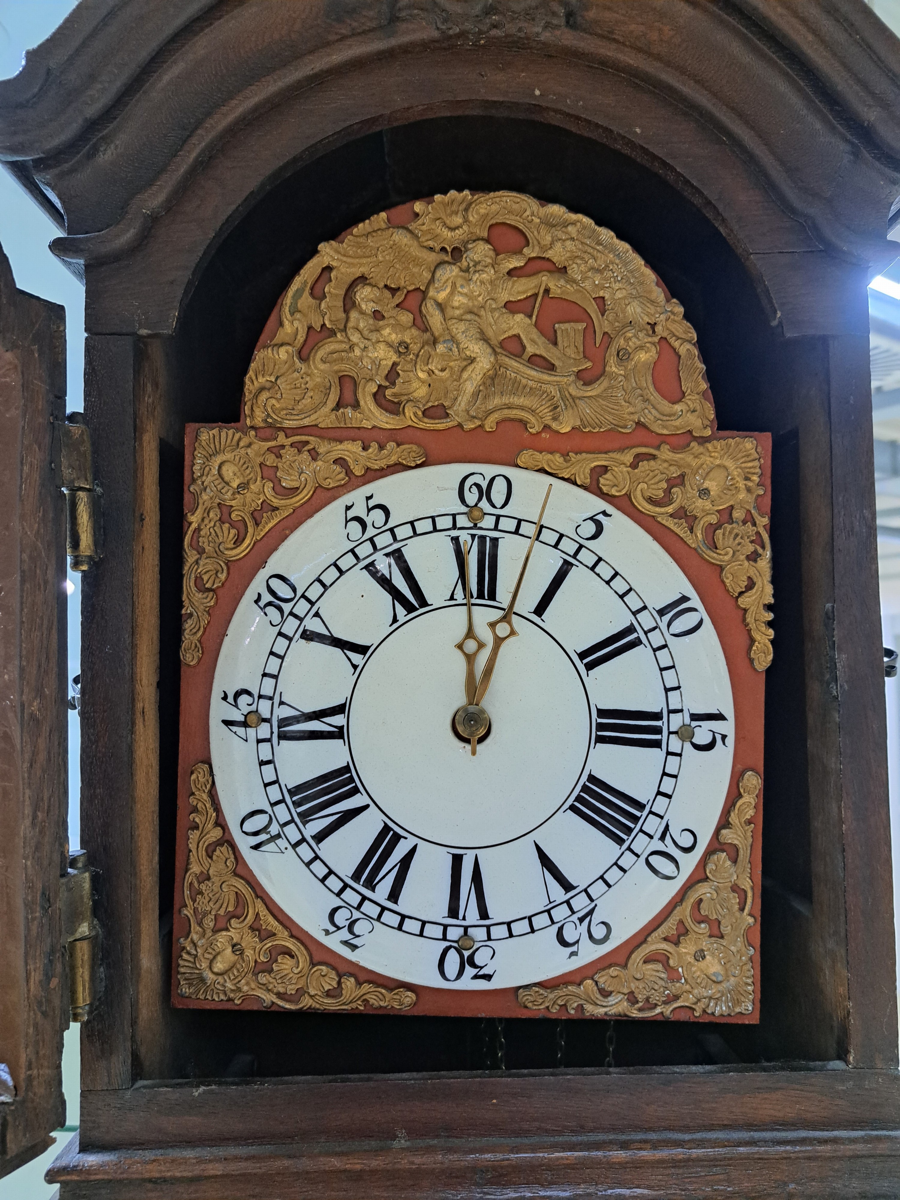 Detail a: Standuhr, deutsch, um 1760/80, Eichengehäuse mit kräftigen Schnitzarbeiten, geschnitzte Rokoko-Elemente, Kopf abnehmbar, an oberer Tür Abplatzer ...