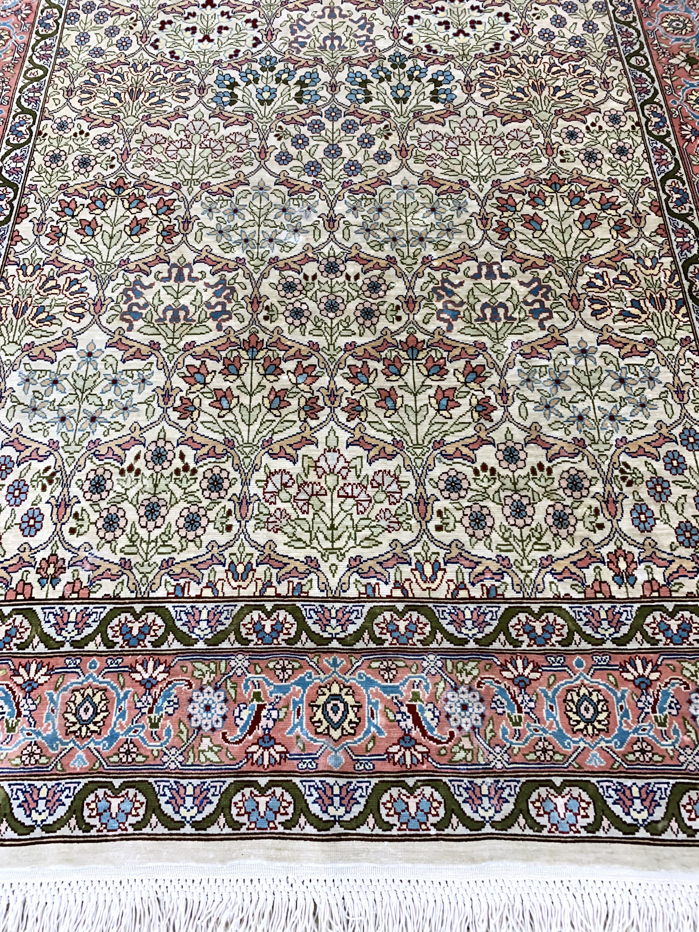 Detail c: Hereke Seide fein signiert, Türkei, Mitte 20.Jhd, reine Naturseide, ca. 140 x 90 cm, ca.1,0 Mio. Kn/qm, EHZ: 1-2