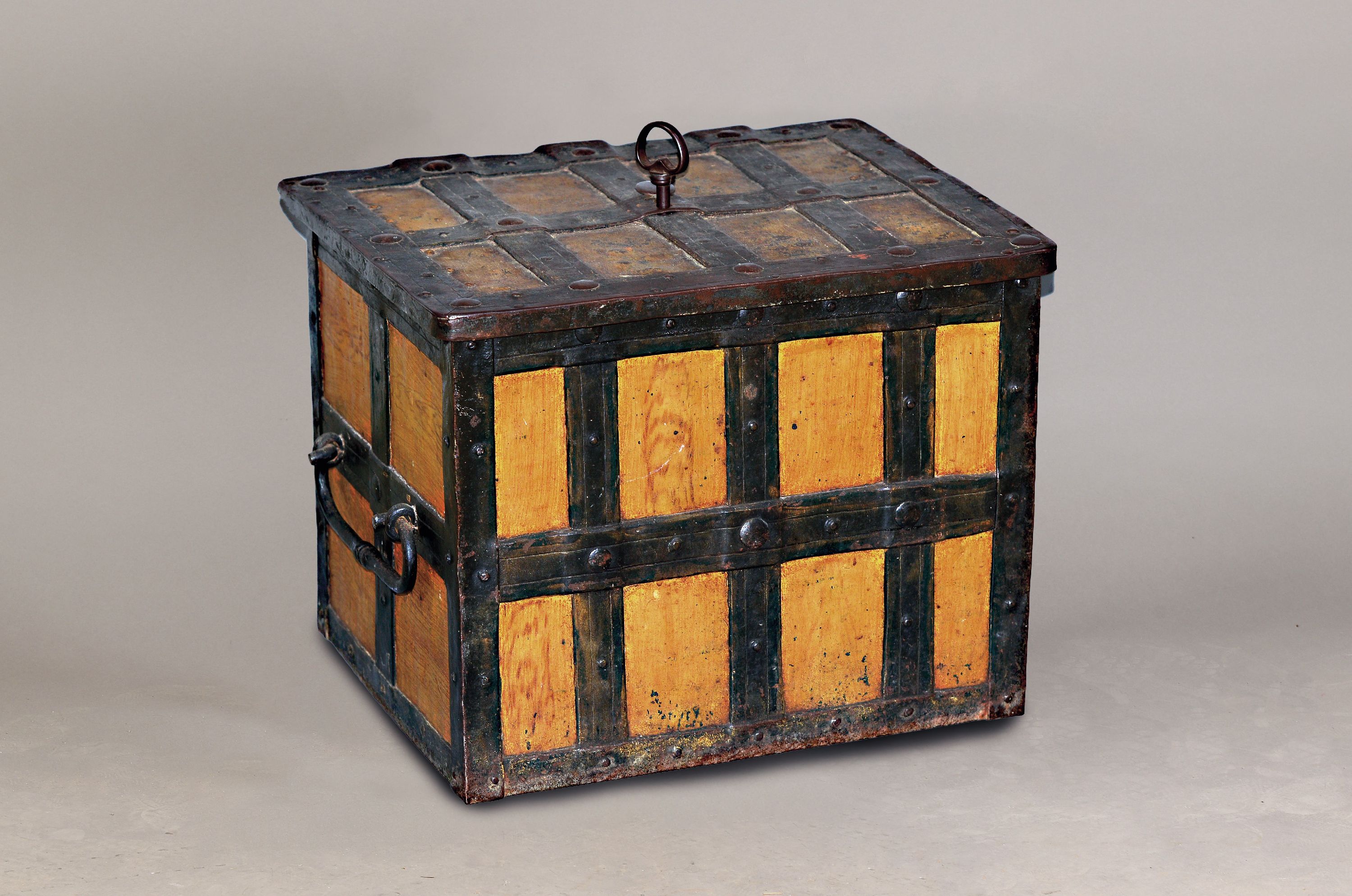 Image 26995283 - Kriegskassette, deutsch, um 1800, Eisen, teils holzfarben bemalt, 7-zügiges Schloß mit ...