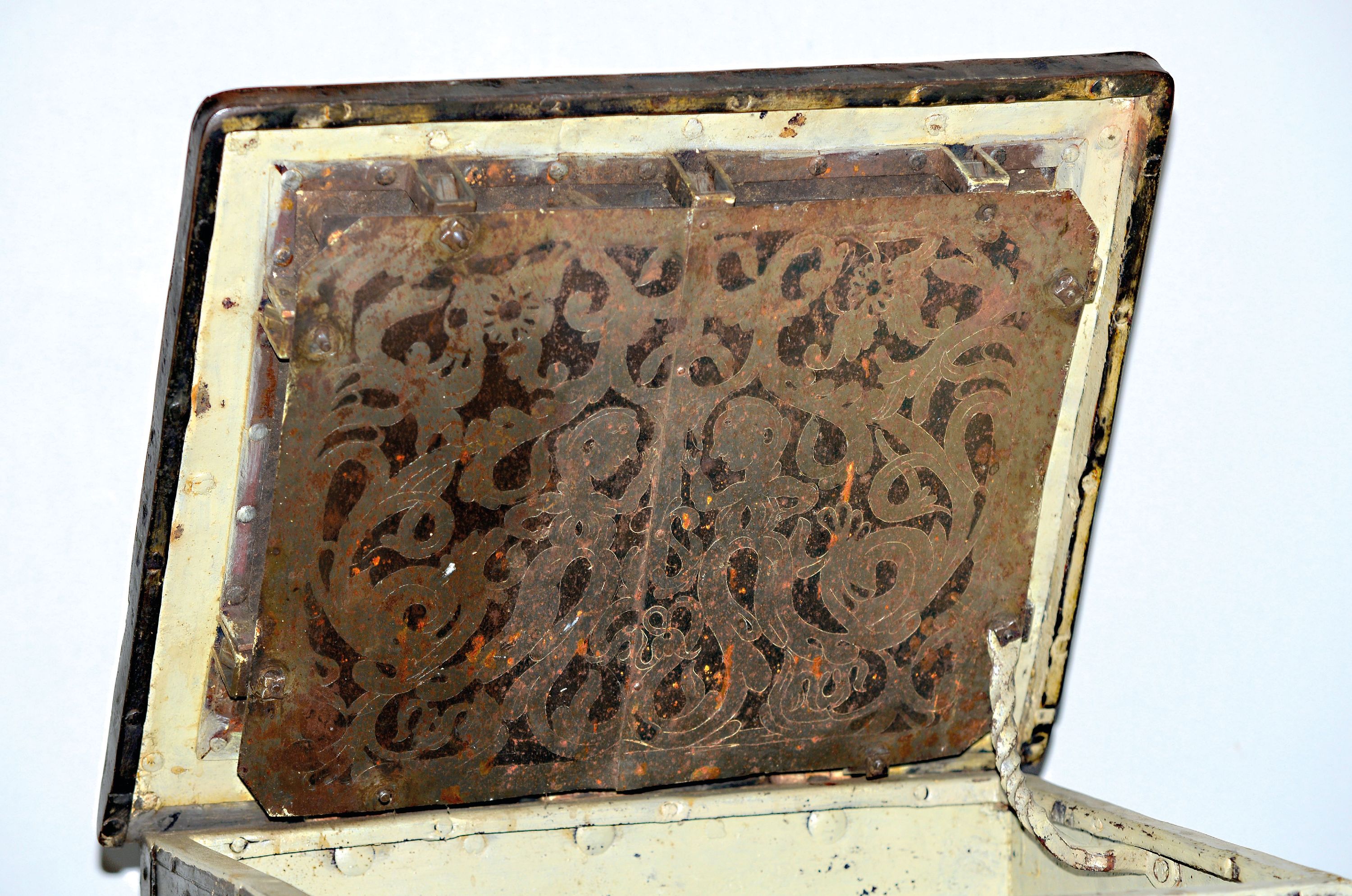 Detail a: Kriegskassette, deutsch, um 1800, Eisen, teils holzfarben bemalt, 7-zügiges Schloß mit verzierter Abdeckung, ca. 42x54x46 cm, Alters- und ...