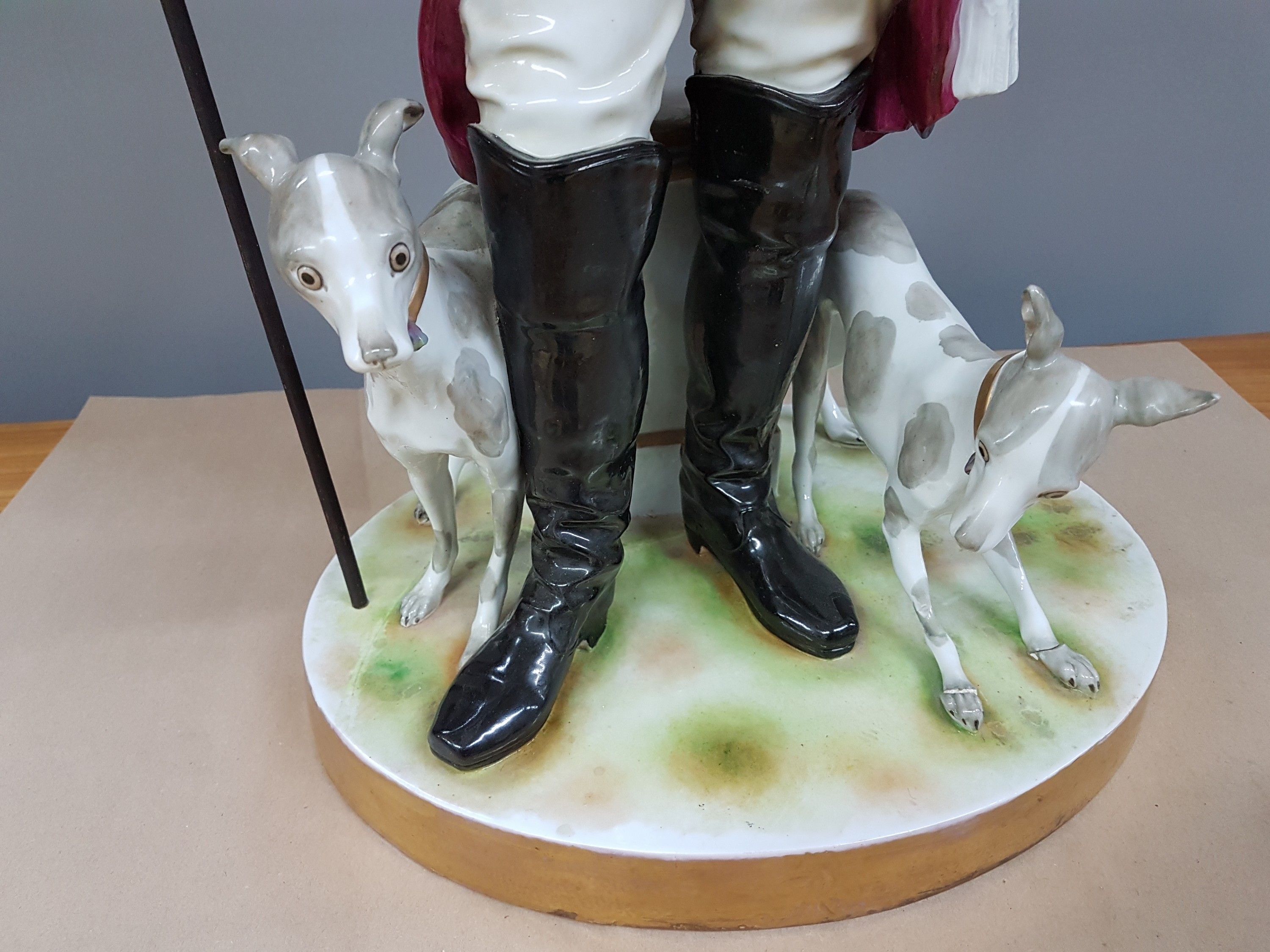 Detail c: Sehr große Porzellanfigur, Volkstedt, um 1900, Friedrich II. mit zwei Hunden, bunt bemalt, Sockel rissig, Schwänze der Hunde fehlen, Hunde mit ...