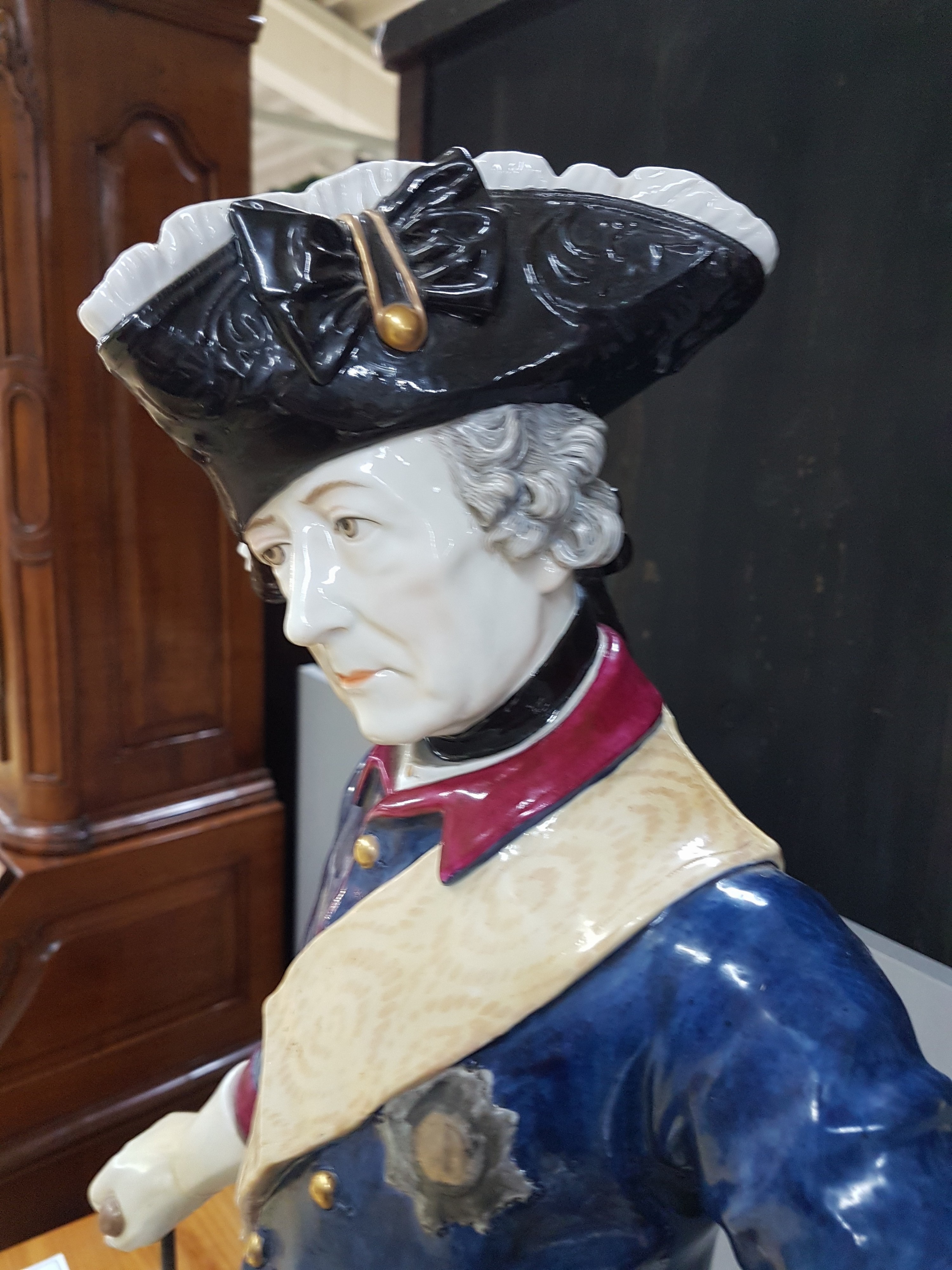 Detail d: Sehr große Porzellanfigur, Volkstedt, um 1900, Friedrich II. mit zwei Hunden, bunt bemalt, Sockel rissig, Schwänze der Hunde fehlen, Hunde mit ...