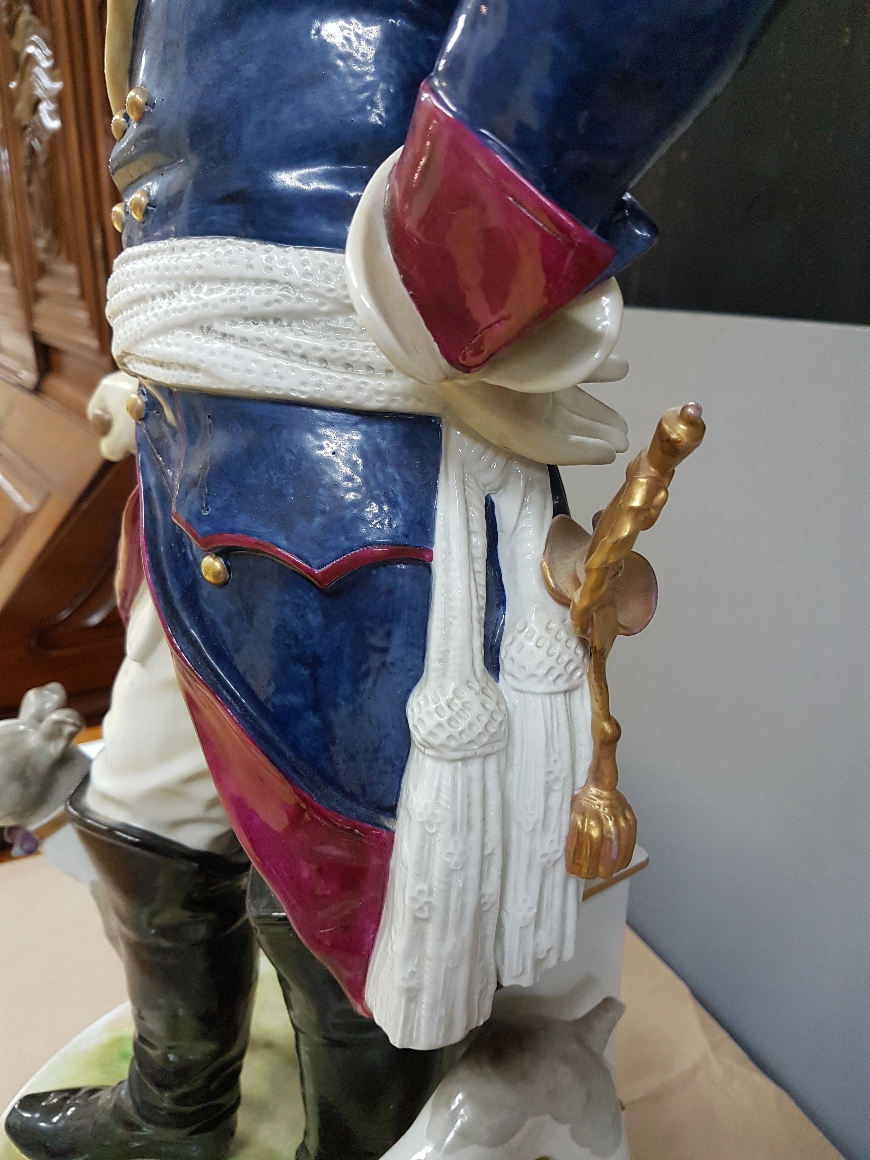 Detail e: Sehr große Porzellanfigur, Volkstedt, um 1900, Friedrich II. mit zwei Hunden, bunt bemalt, Sockel rissig, Schwänze der Hunde fehlen, Hunde mit ...