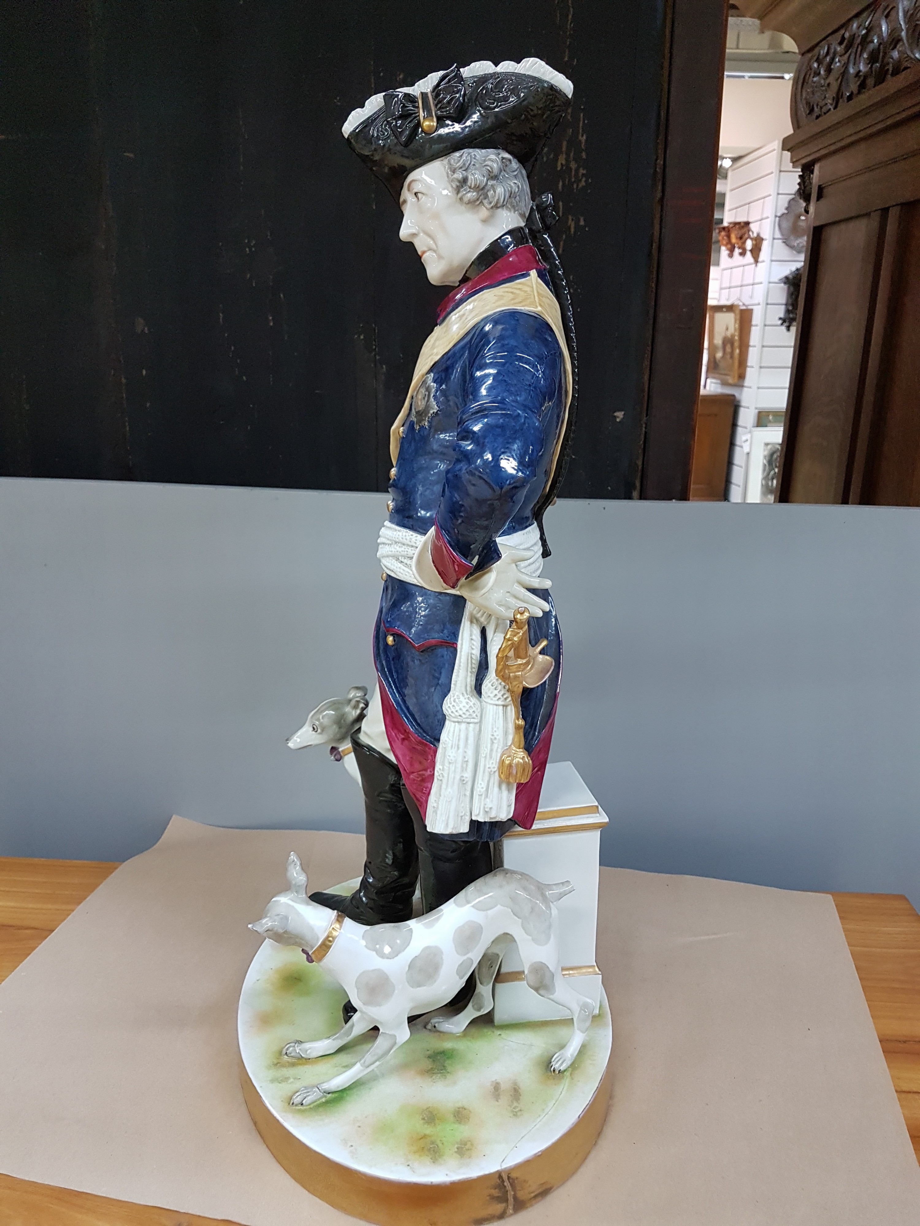 Detail f: Sehr große Porzellanfigur, Volkstedt, um 1900, Friedrich II. mit zwei Hunden, bunt bemalt, Sockel rissig, Schwänze der Hunde fehlen, Hunde mit ...