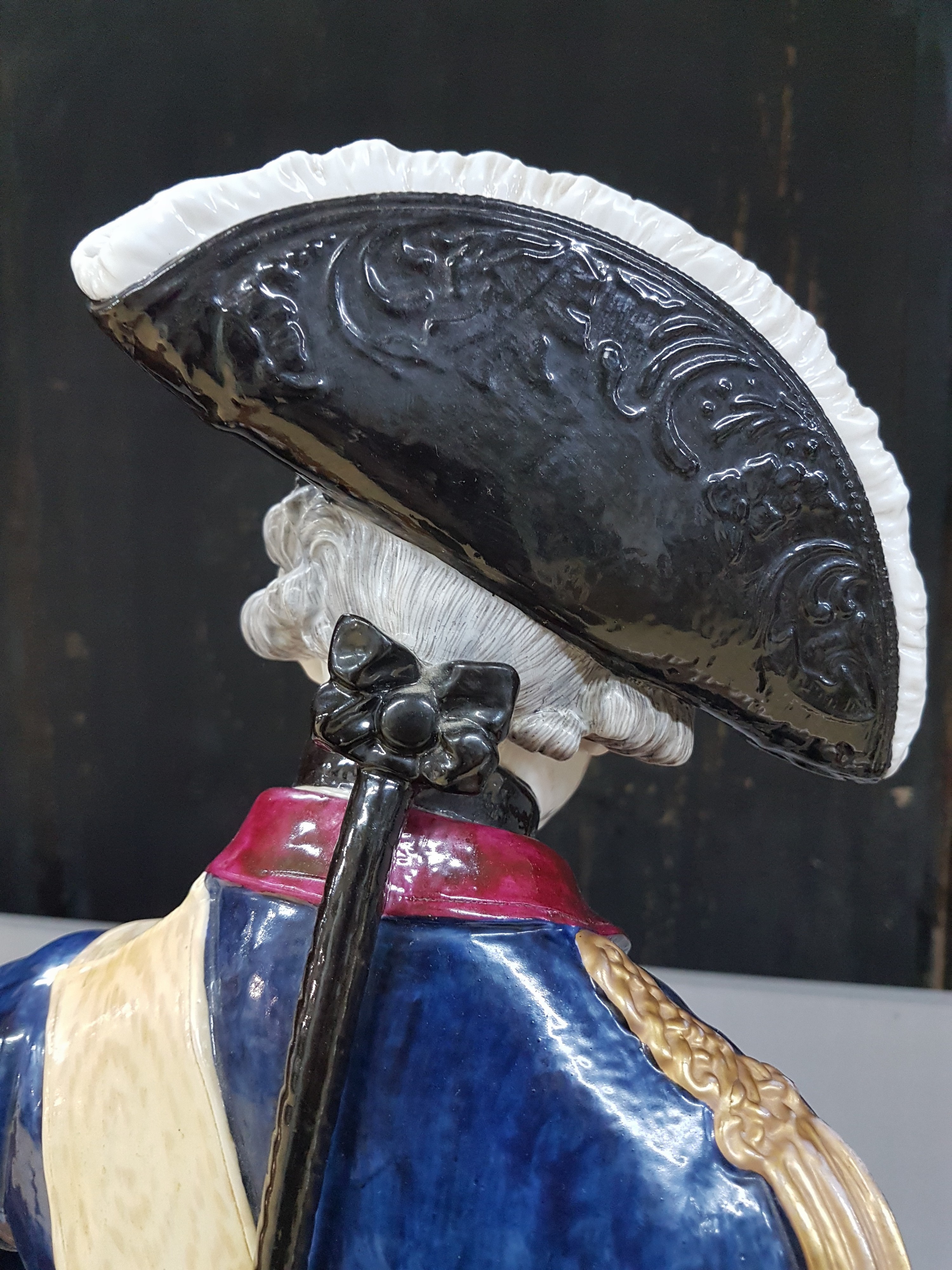 Detail j: Sehr große Porzellanfigur, Volkstedt, um 1900, Friedrich II. mit zwei Hunden, bunt bemalt, Sockel rissig, Schwänze der Hunde fehlen, Hunde mit ...