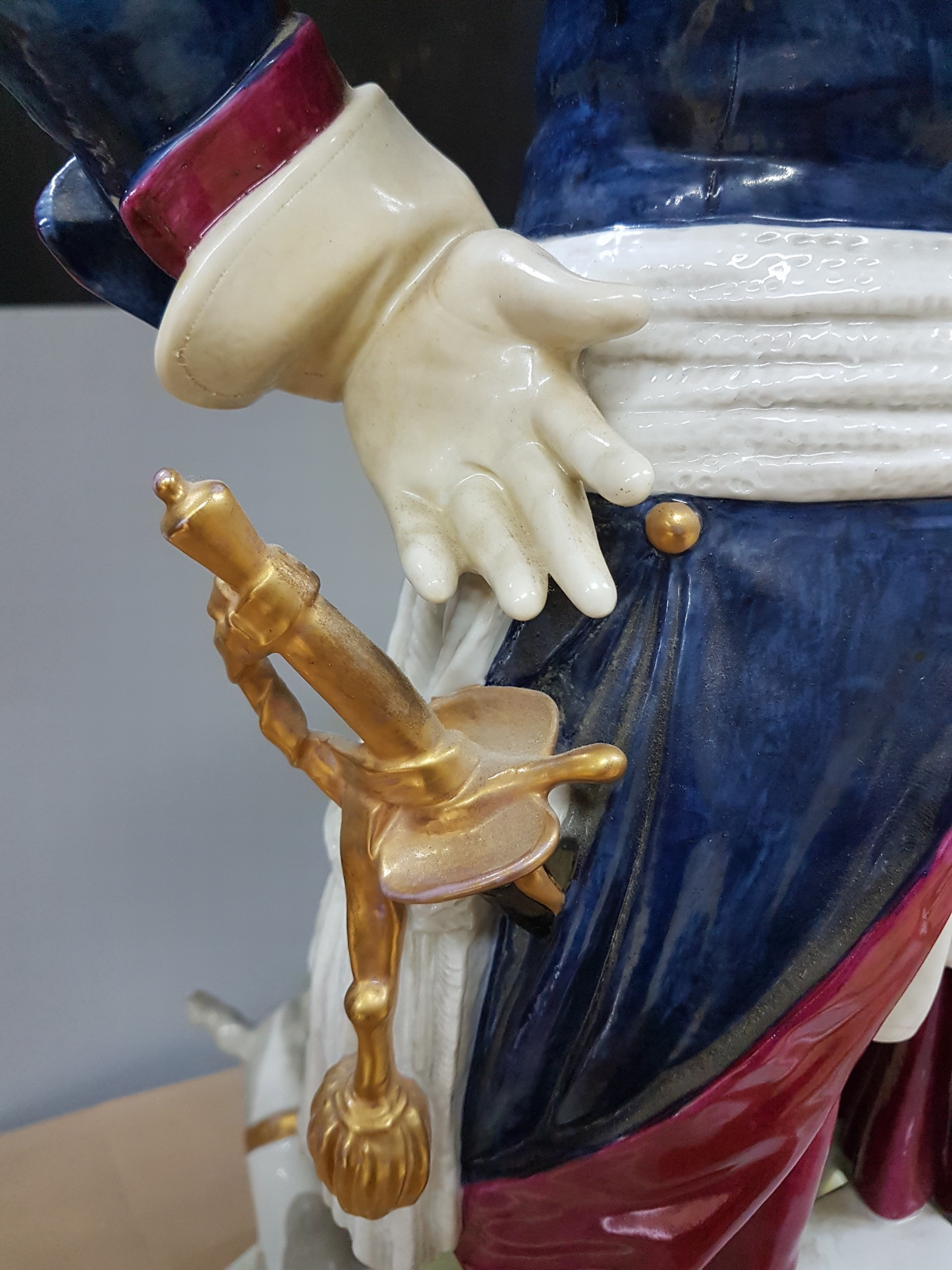 Detail k: Sehr große Porzellanfigur, Volkstedt, um 1900, Friedrich II. mit zwei Hunden, bunt bemalt, Sockel rissig, Schwänze der Hunde fehlen, Hunde mit ...