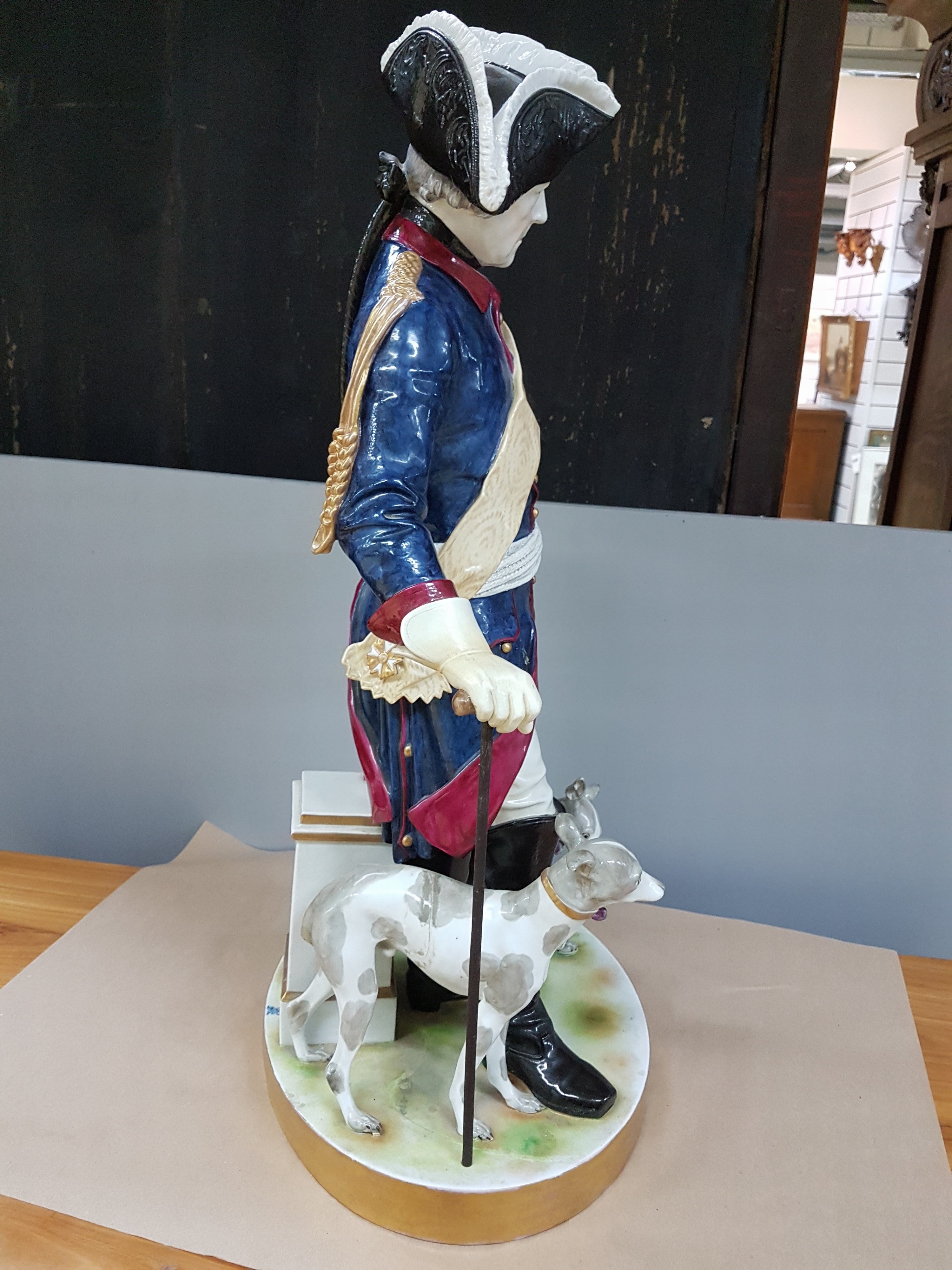 Detail l: Sehr große Porzellanfigur, Volkstedt, um 1900, Friedrich II. mit zwei Hunden, bunt bemalt, Sockel rissig, Schwänze der Hunde fehlen, Hunde mit ...