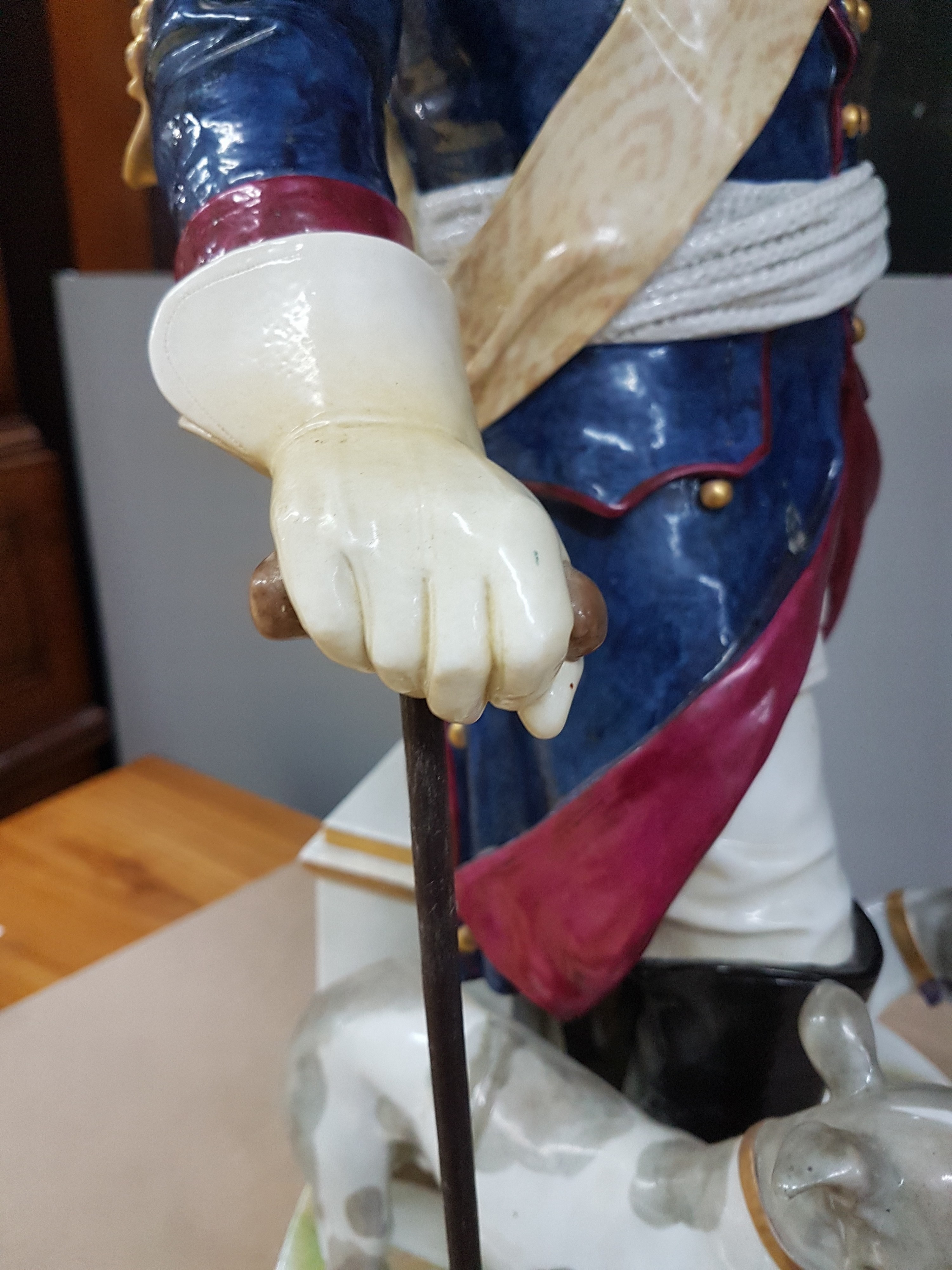 Detail n: Sehr große Porzellanfigur, Volkstedt, um 1900, Friedrich II. mit zwei Hunden, bunt bemalt, Sockel rissig, Schwänze der Hunde fehlen, Hunde mit ...