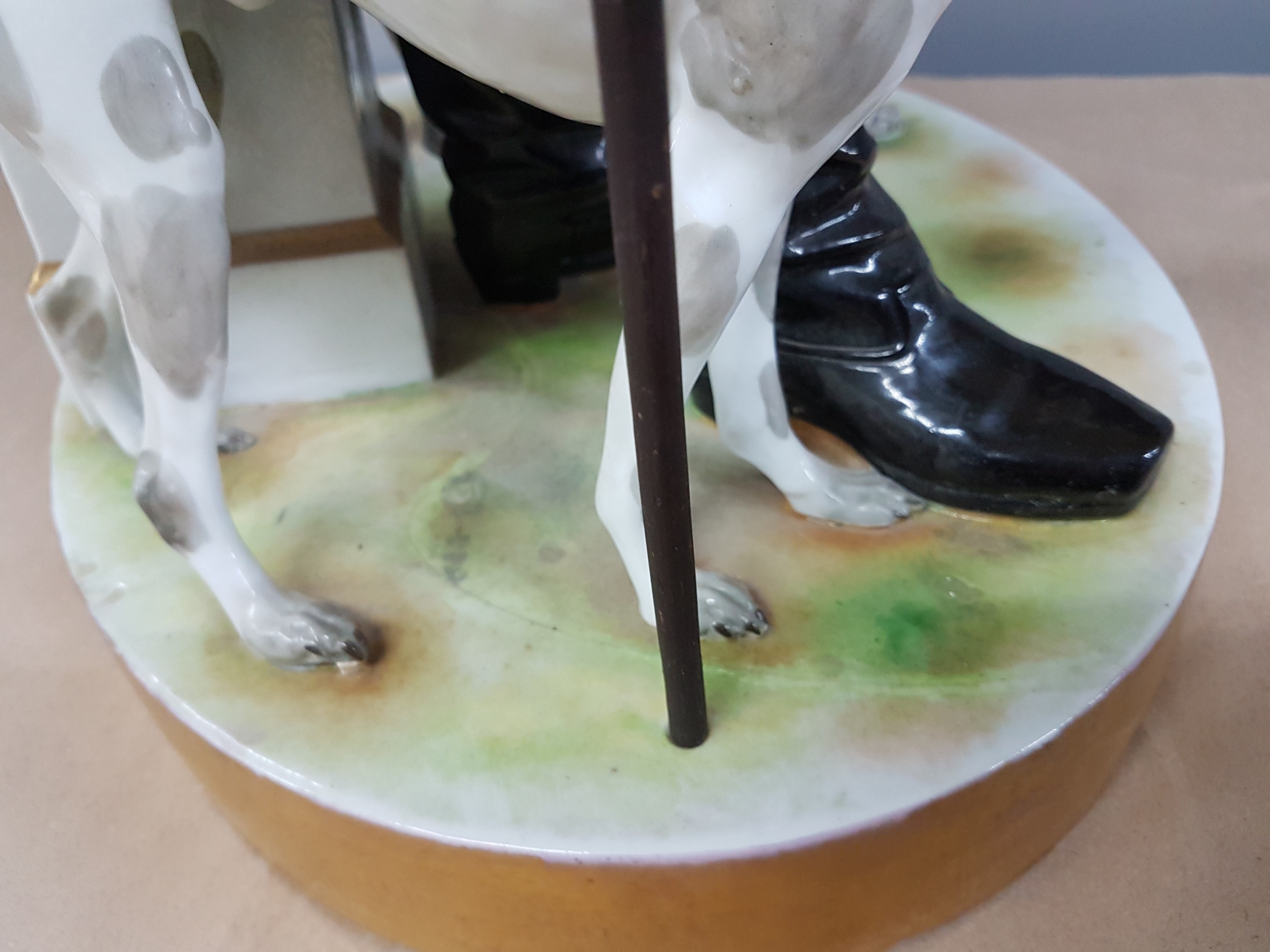Detail o: Sehr große Porzellanfigur, Volkstedt, um 1900, Friedrich II. mit zwei Hunden, bunt bemalt, Sockel rissig, Schwänze der Hunde fehlen, Hunde mit ...