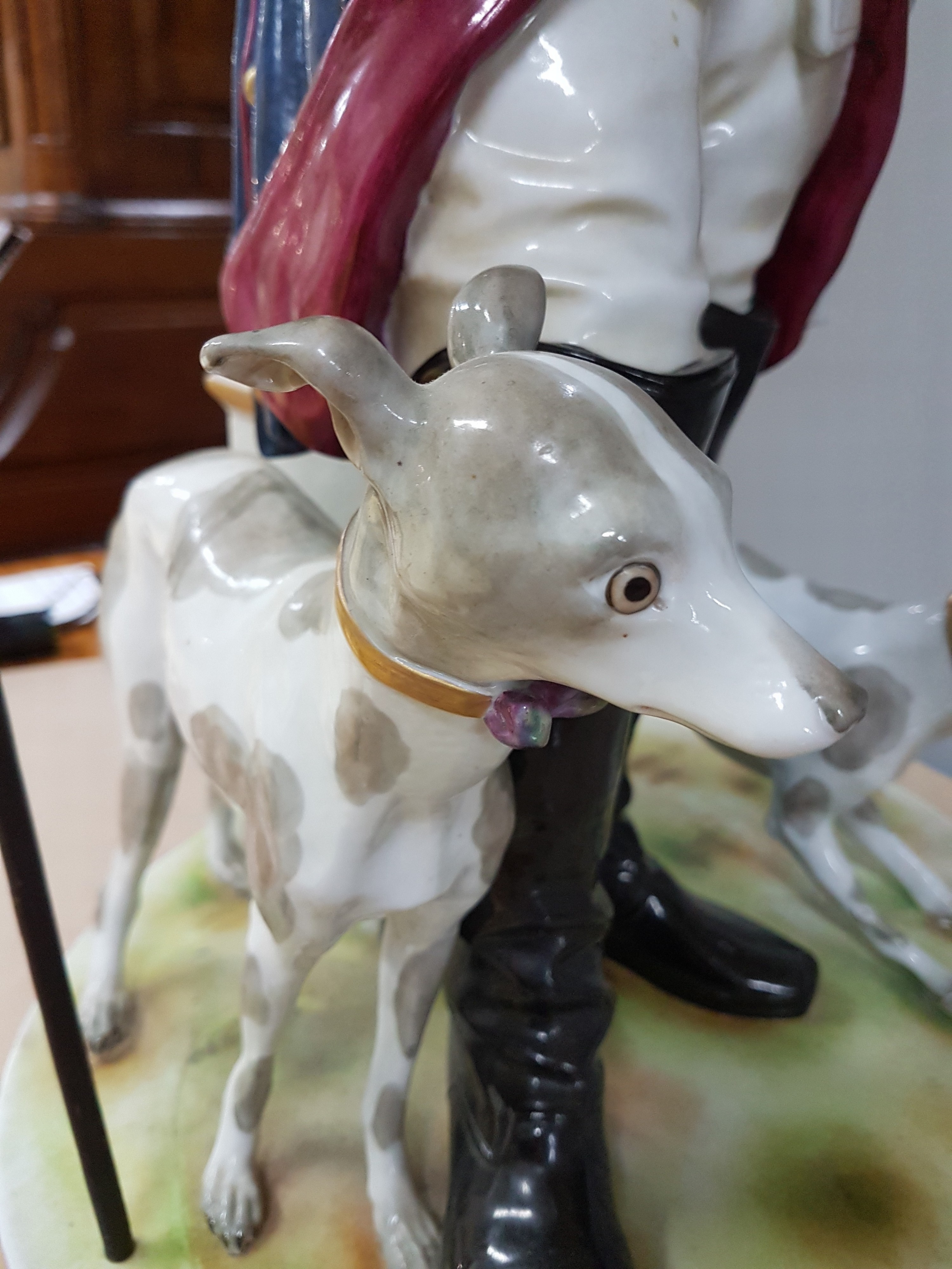 Detail p: Sehr große Porzellanfigur, Volkstedt, um 1900, Friedrich II. mit zwei Hunden, bunt bemalt, Sockel rissig, Schwänze der Hunde fehlen, Hunde mit ...