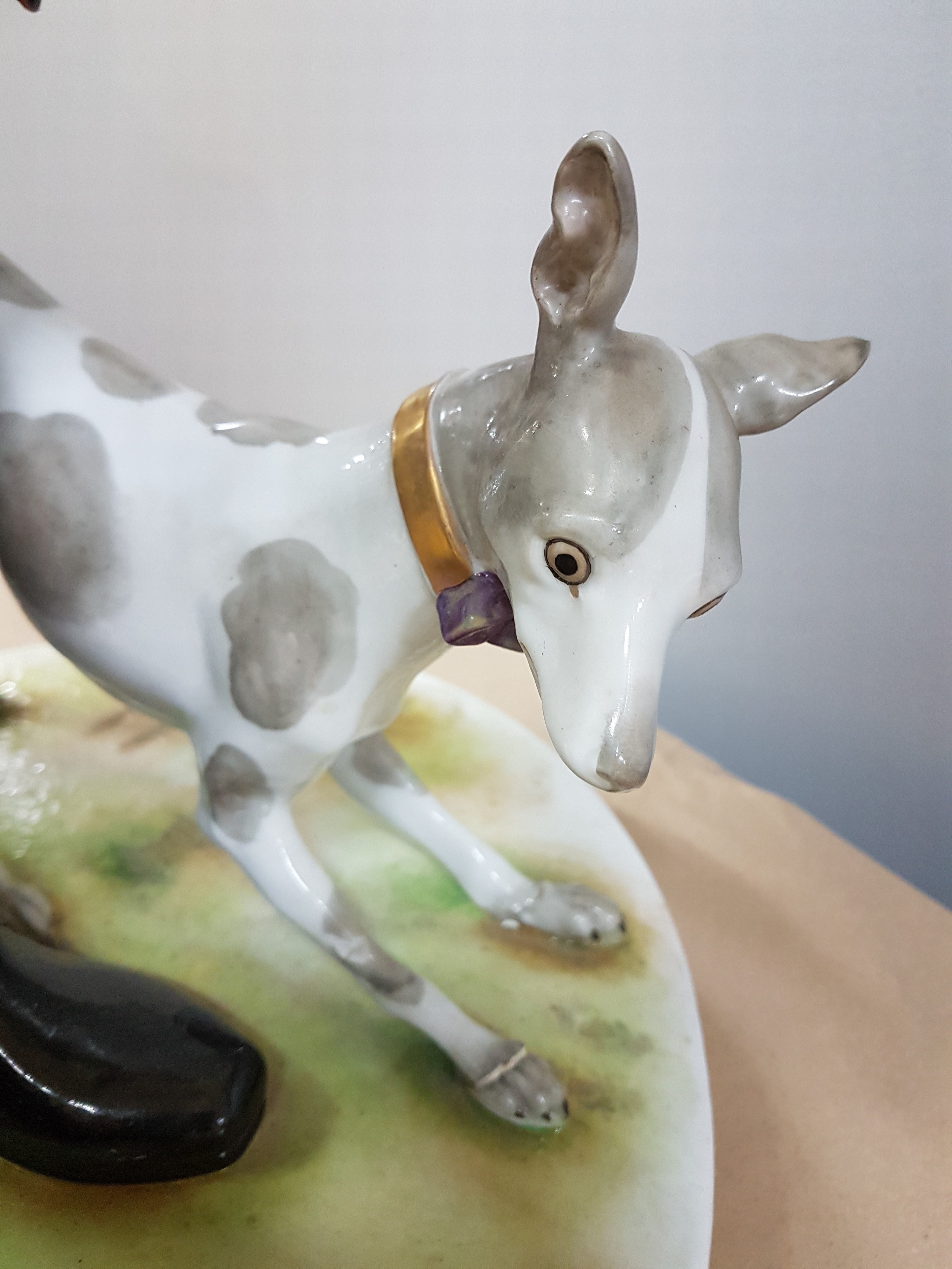 Detail q: Sehr große Porzellanfigur, Volkstedt, um 1900, Friedrich II. mit zwei Hunden, bunt bemalt, Sockel rissig, Schwänze der Hunde fehlen, Hunde mit ...