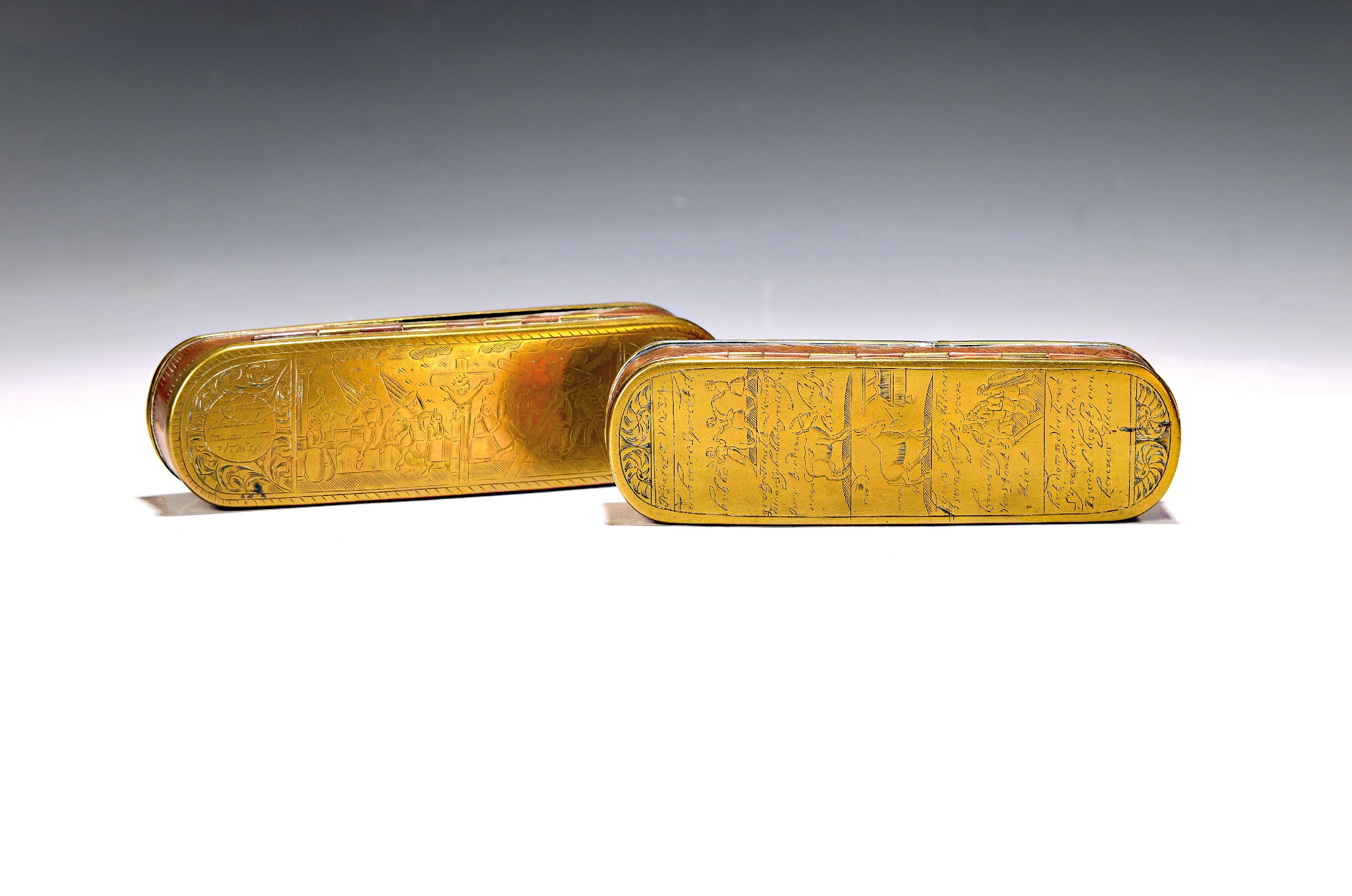 Image 26995290 - Paar Tabakdosen, Niederlande, 18.Jh., Messing und Kupfer, allseitig graviert, Deckel und ...