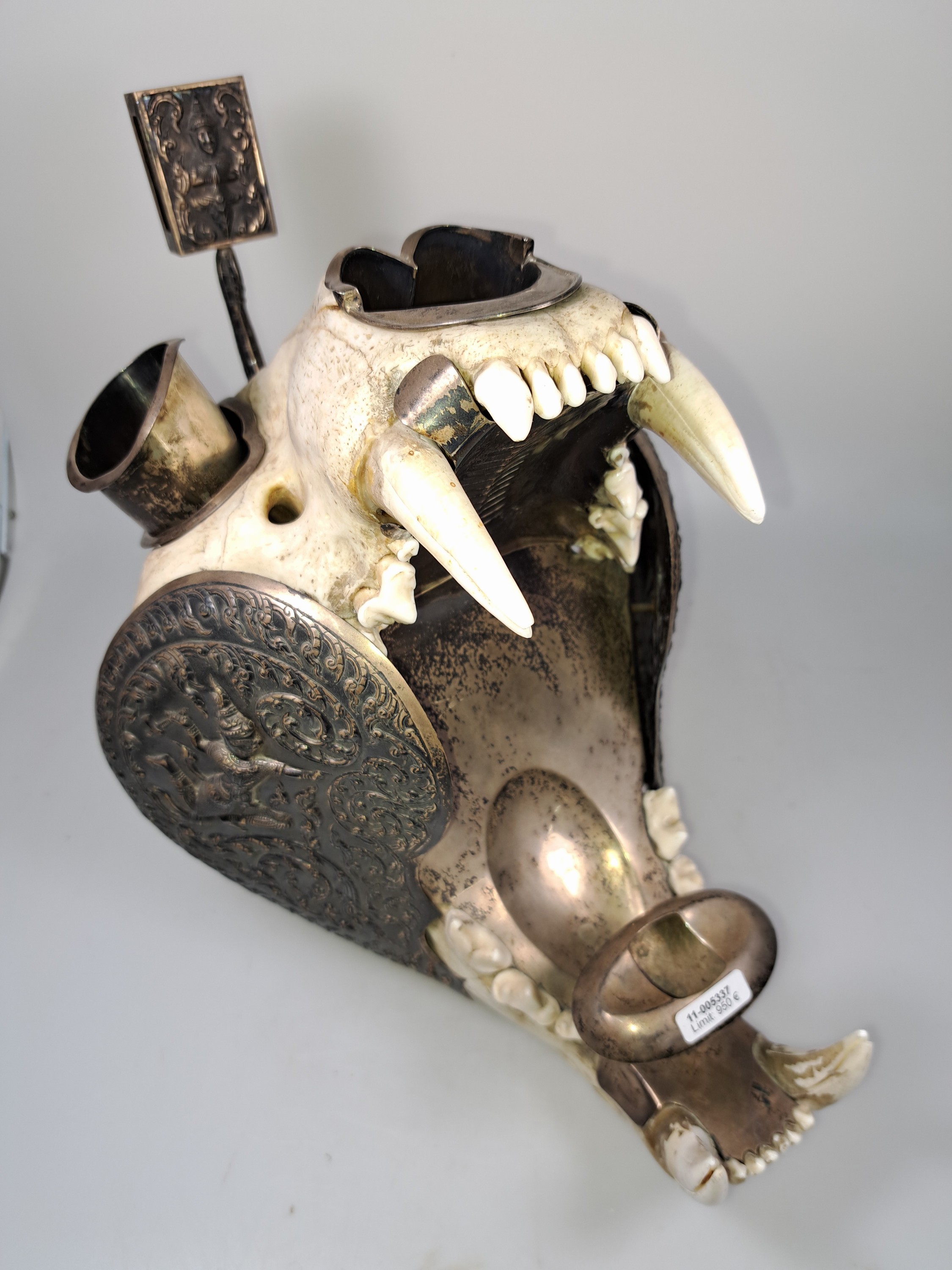 Detail a: Außergewöhnliches Raucherset, Indien, um 1920-30, Schädel eines Bären mit Applikationen aus Silber (geprüft), diese teils reliefiert mit ...
