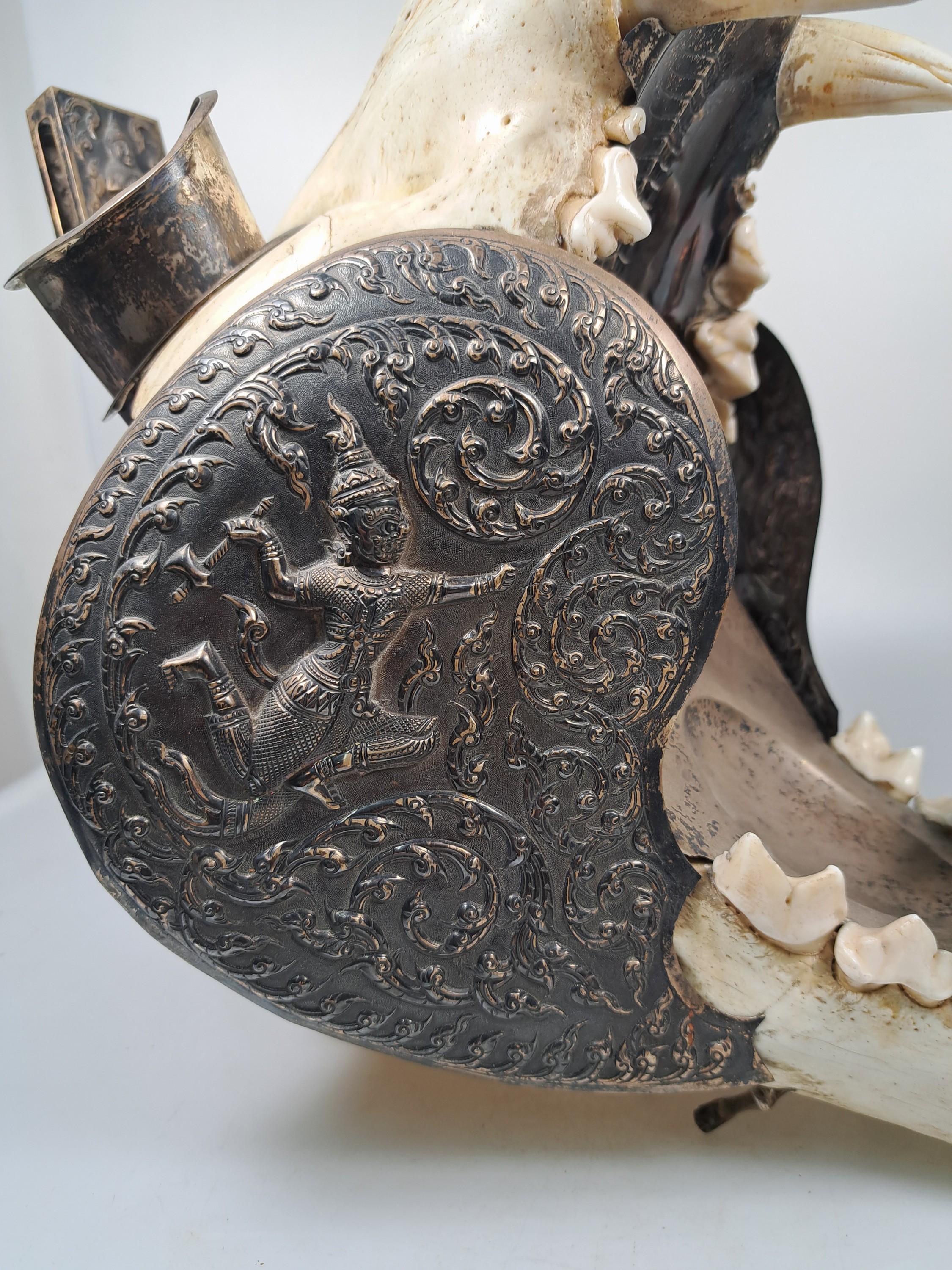 Detail b: Außergewöhnliches Raucherset, Indien, um 1920-30, Schädel eines Bären mit Applikationen aus Silber (geprüft), diese teils reliefiert mit ...