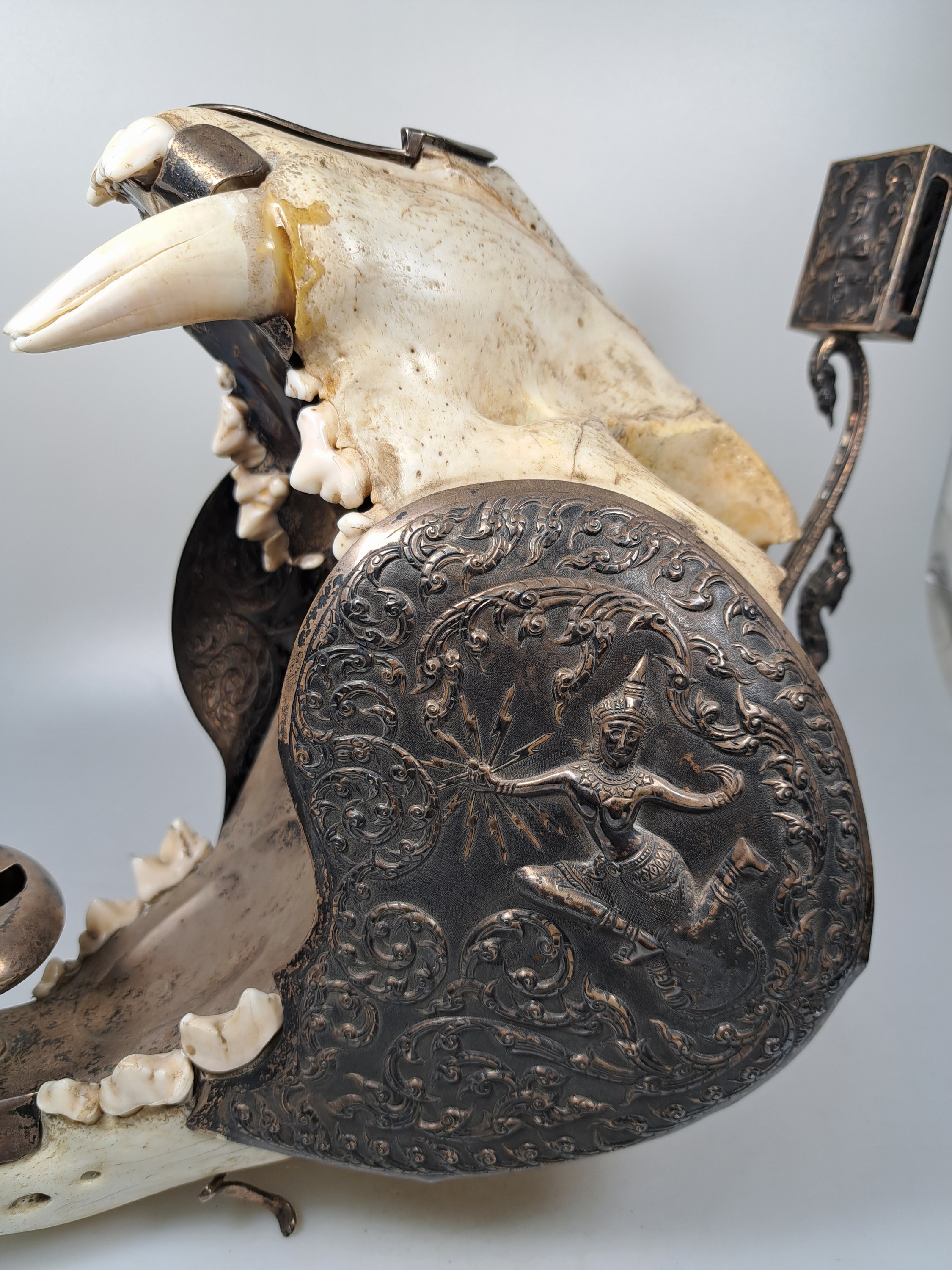 Detail c: Außergewöhnliches Raucherset, Indien, um 1920-30, Schädel eines Bären mit Applikationen aus Silber (geprüft), diese teils reliefiert mit ...