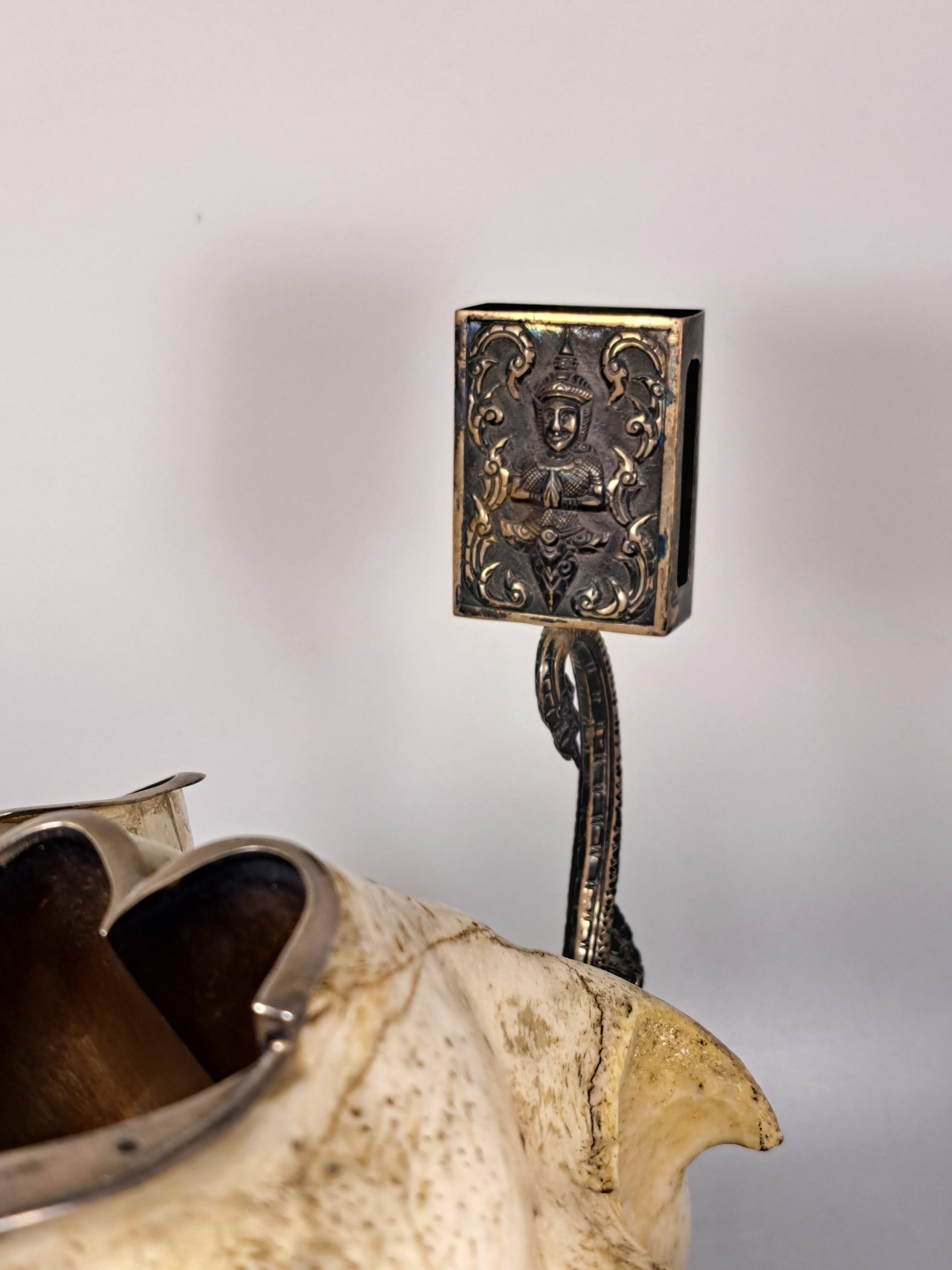 Detail d: Außergewöhnliches Raucherset, Indien, um 1920-30, Schädel eines Bären mit Applikationen aus Silber (geprüft), diese teils reliefiert mit ...