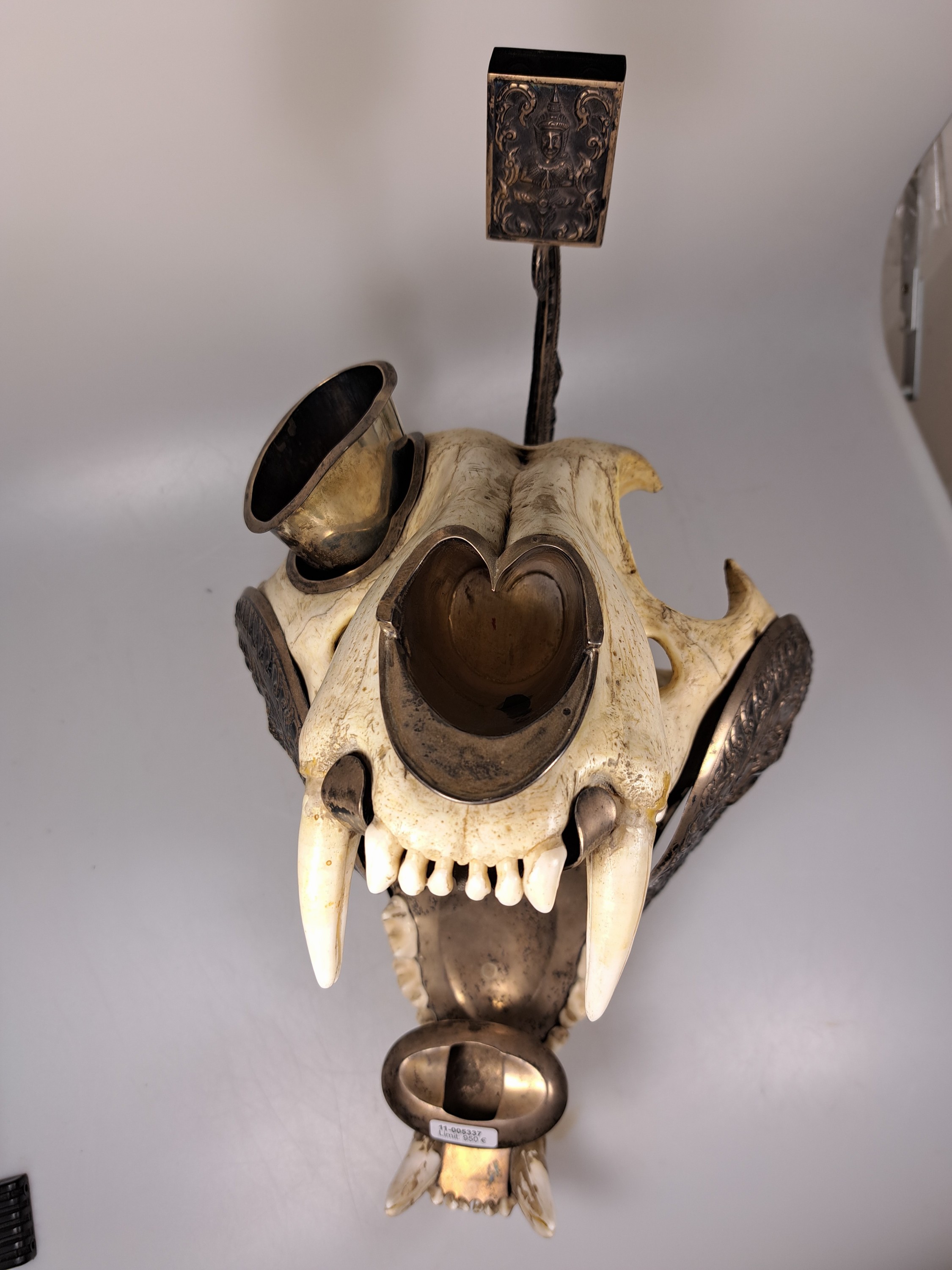 Detail e: Außergewöhnliches Raucherset, Indien, um 1920-30, Schädel eines Bären mit Applikationen aus Silber (geprüft), diese teils reliefiert mit ...