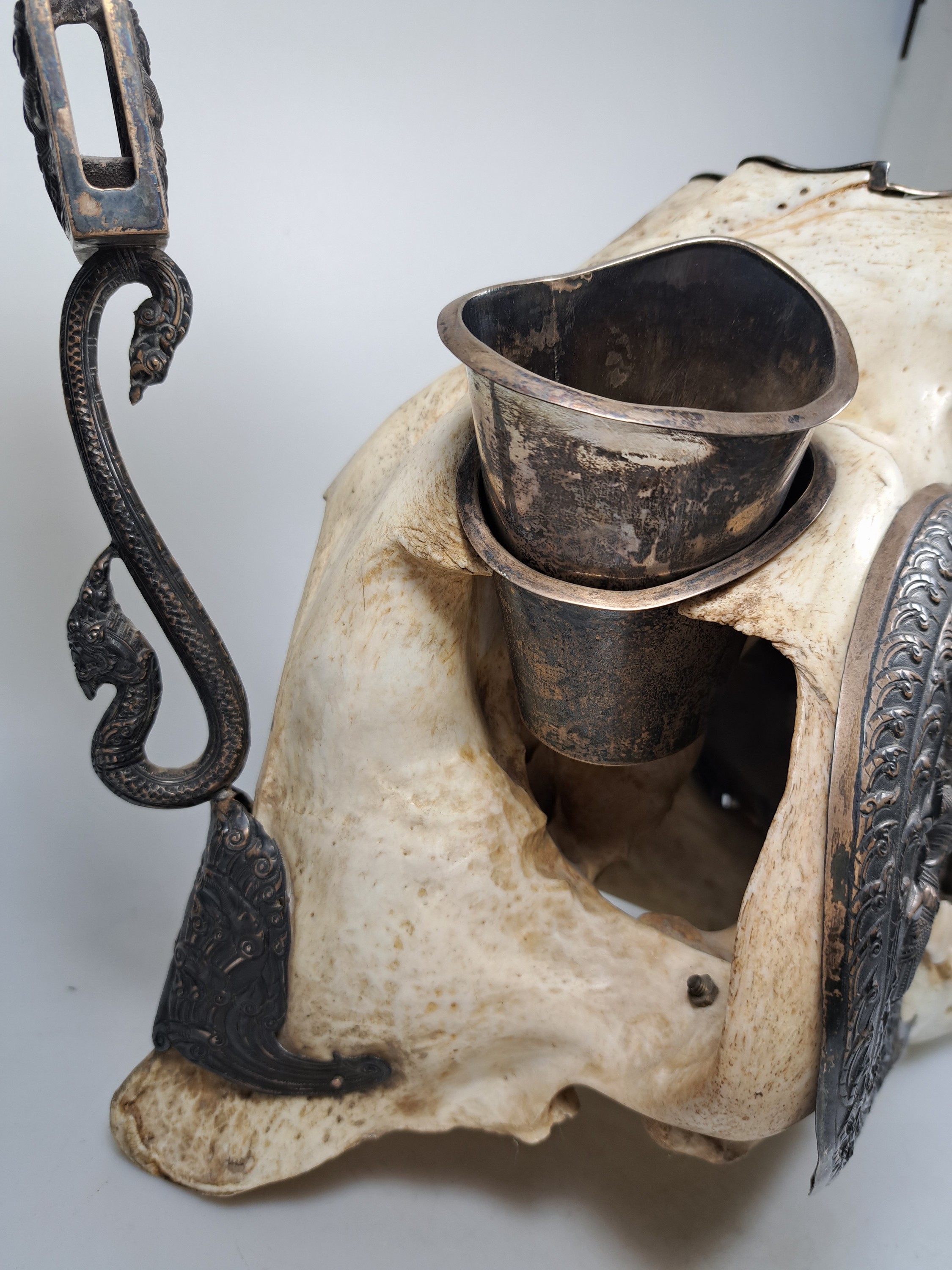 Detail f: Außergewöhnliches Raucherset, Indien, um 1920-30, Schädel eines Bären mit Applikationen aus Silber (geprüft), diese teils reliefiert mit ...