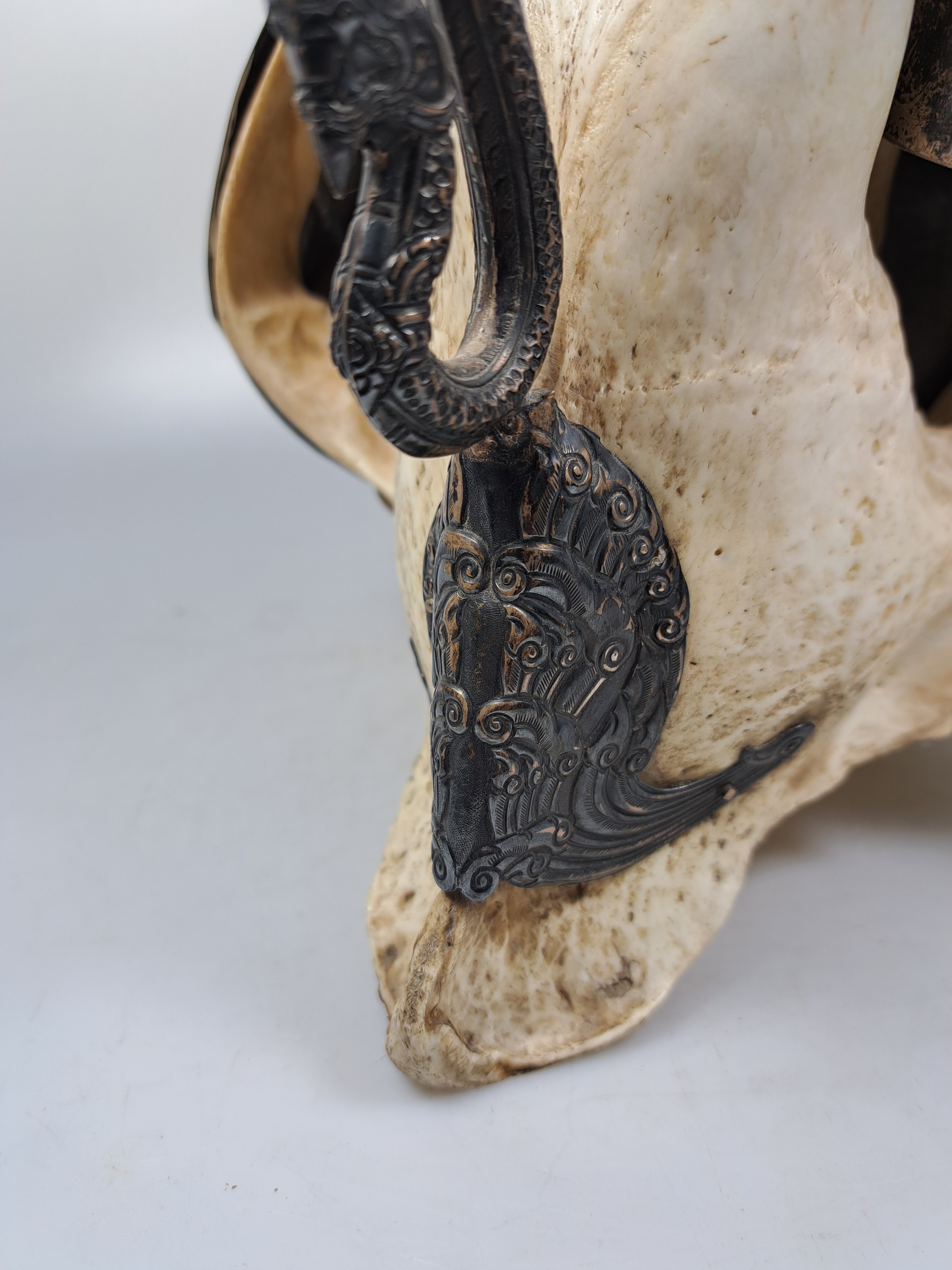 Detail j: Außergewöhnliches Raucherset, Indien, um 1920-30, Schädel eines Bären mit Applikationen aus Silber (geprüft), diese teils reliefiert mit ...