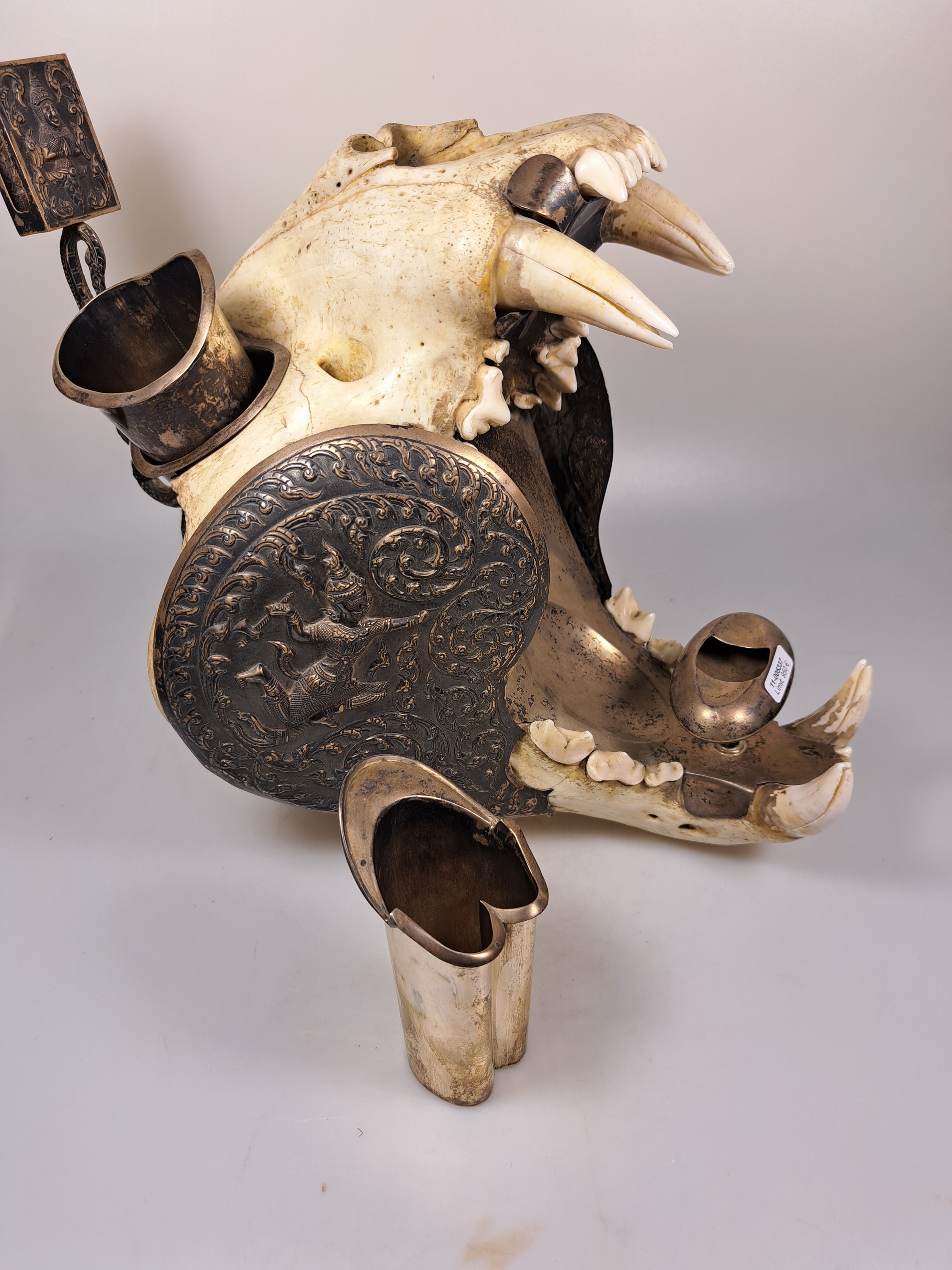 Detail k: Außergewöhnliches Raucherset, Indien, um 1920-30, Schädel eines Bären mit Applikationen aus Silber (geprüft), diese teils reliefiert mit ...