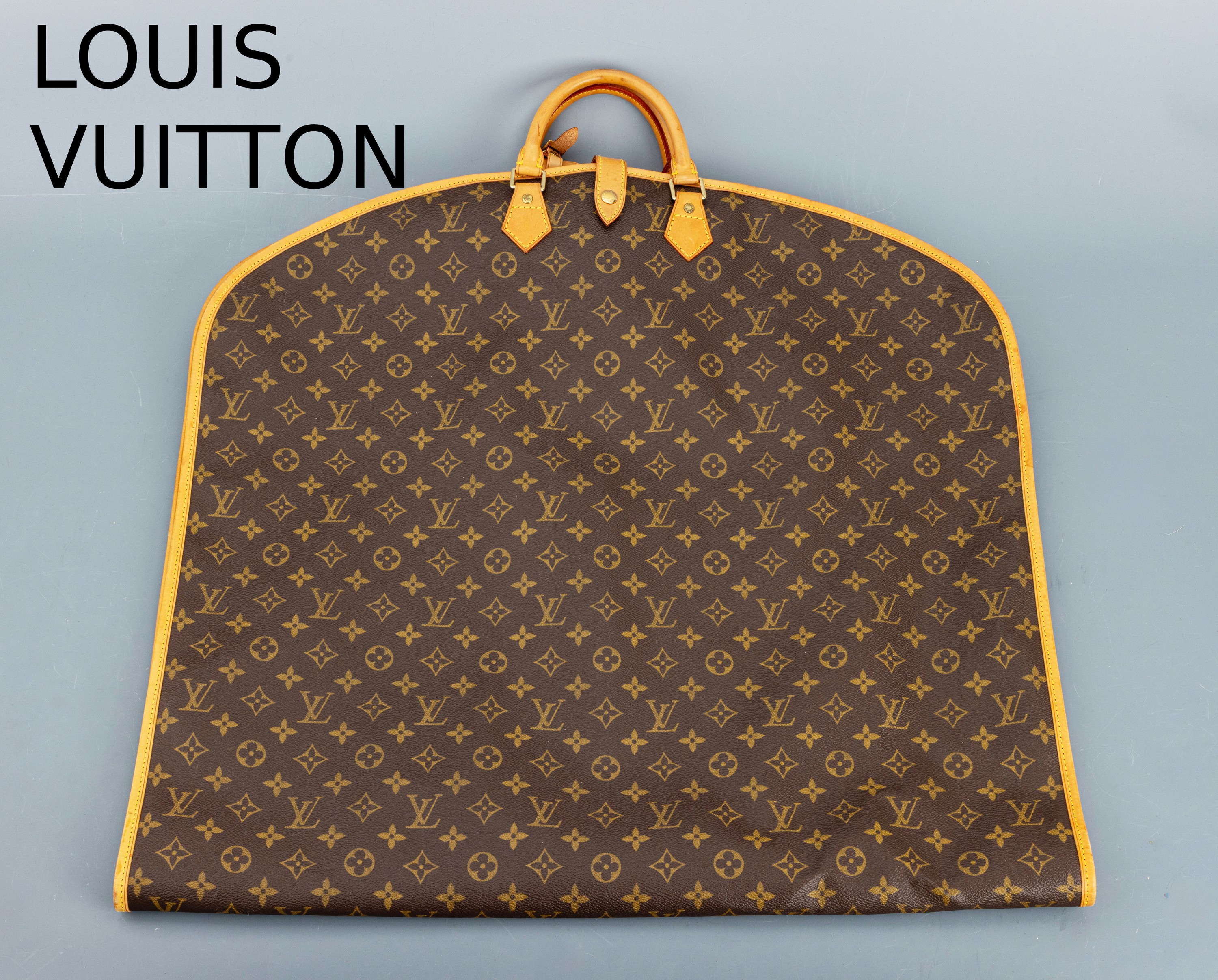 Image 26995294 - LOUIS VUITTON Kleidersack, Monogram Canvas, Tragehenkel und Besätze naturfarb. Leder, ...