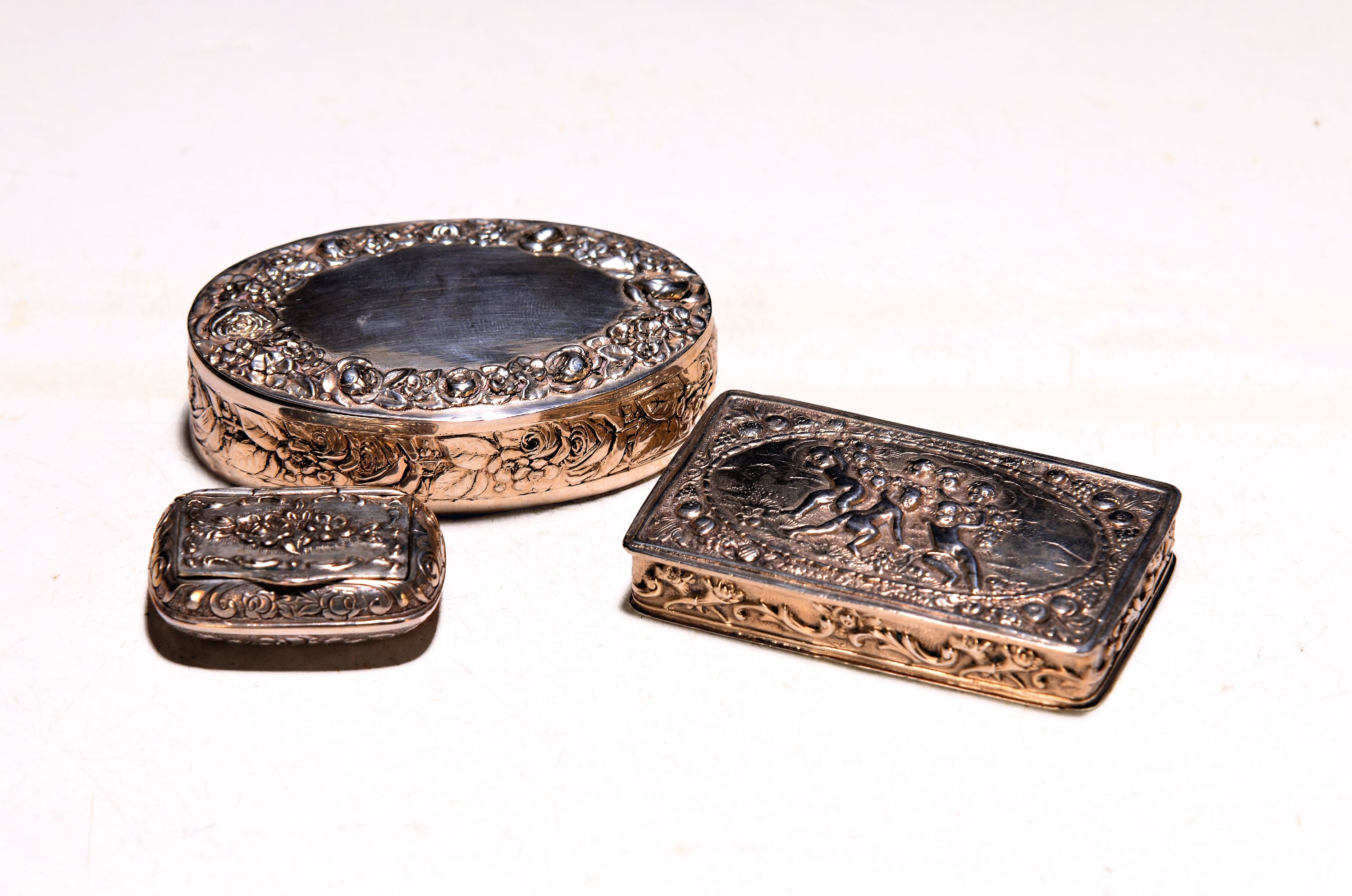 Image 26995297 - 3 kleine Deckeldöschen aus Silber, ovale Dose, Martin Meyer, Mainz, Rosendekor 5x8 cm; ...