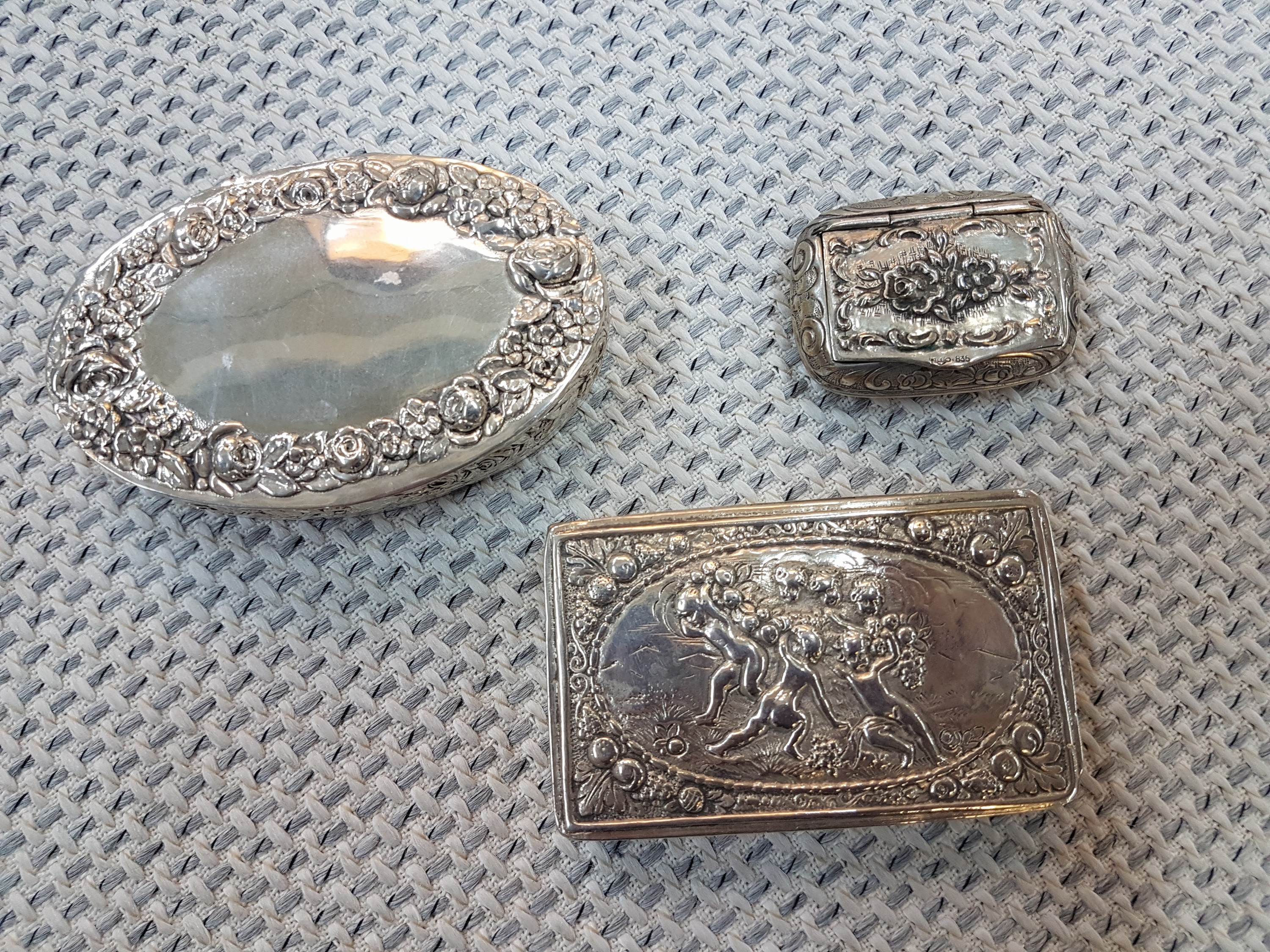 Detail a: 3 kleine Deckeldöschen aus Silber, ovale Dose, Martin Meyer, Mainz, Rosendekor 5x8 cm; rechteckige Dose, deutsch, 7,5x4,5 cm; Pillendose, ALBO, ...