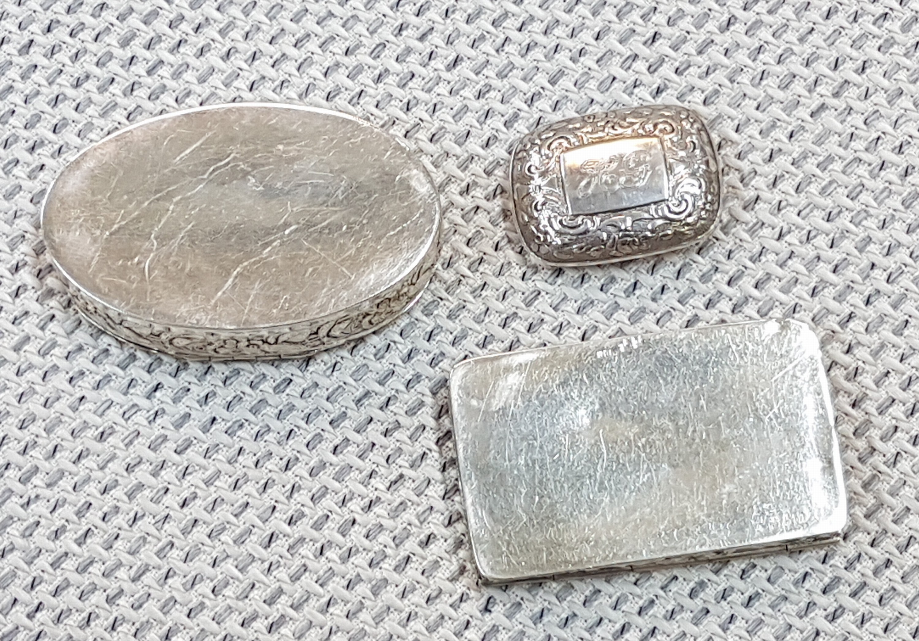 Detail d: 3 kleine Deckeldöschen aus Silber, ovale Dose, Martin Meyer, Mainz, Rosendekor 5x8 cm; rechteckige Dose, deutsch, 7,5x4,5 cm; Pillendose, ALBO, ...
