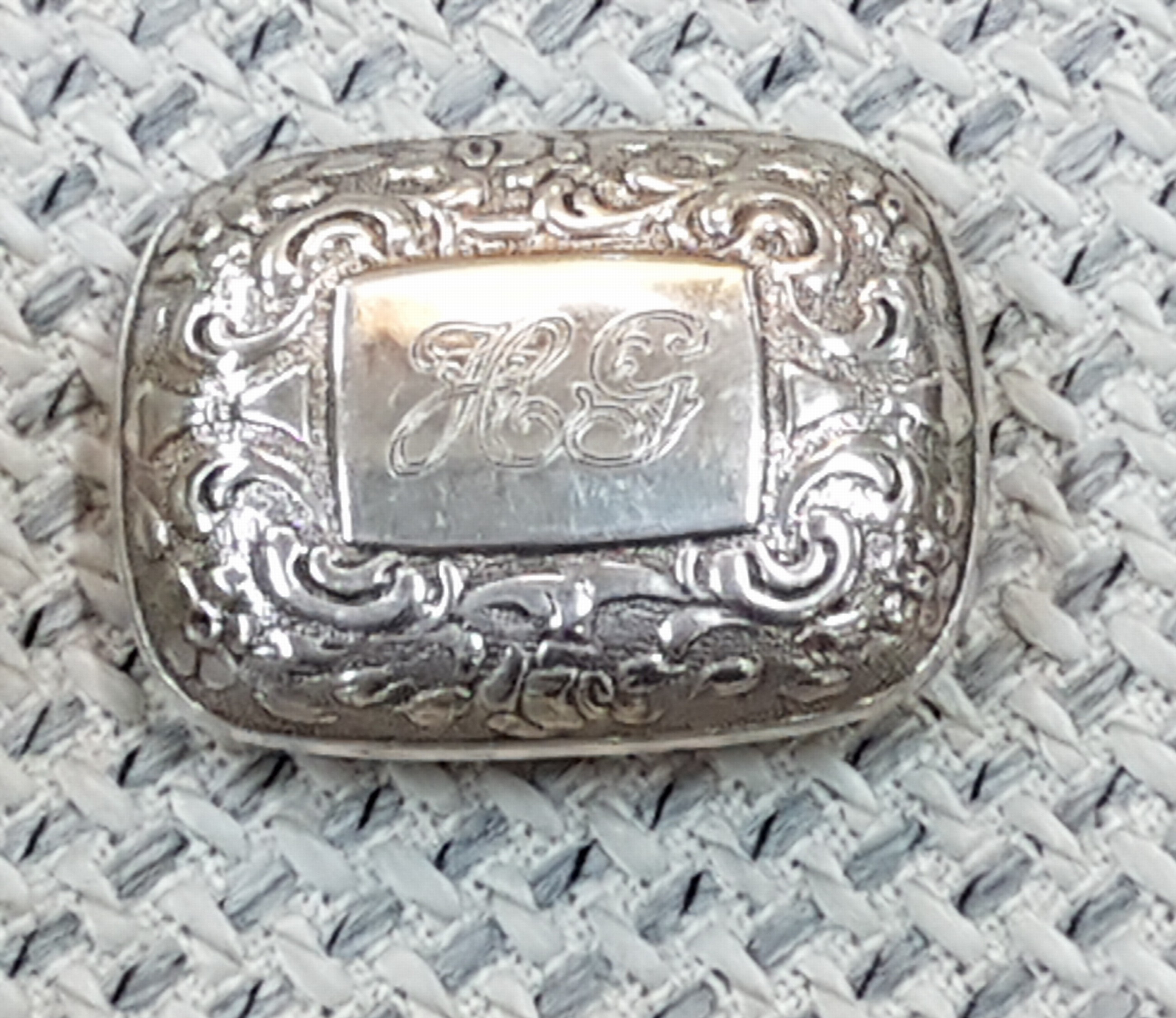Detail e: 3 kleine Deckeldöschen aus Silber, ovale Dose, Martin Meyer, Mainz, Rosendekor 5x8 cm; rechteckige Dose, deutsch, 7,5x4,5 cm; Pillendose, ALBO, ...