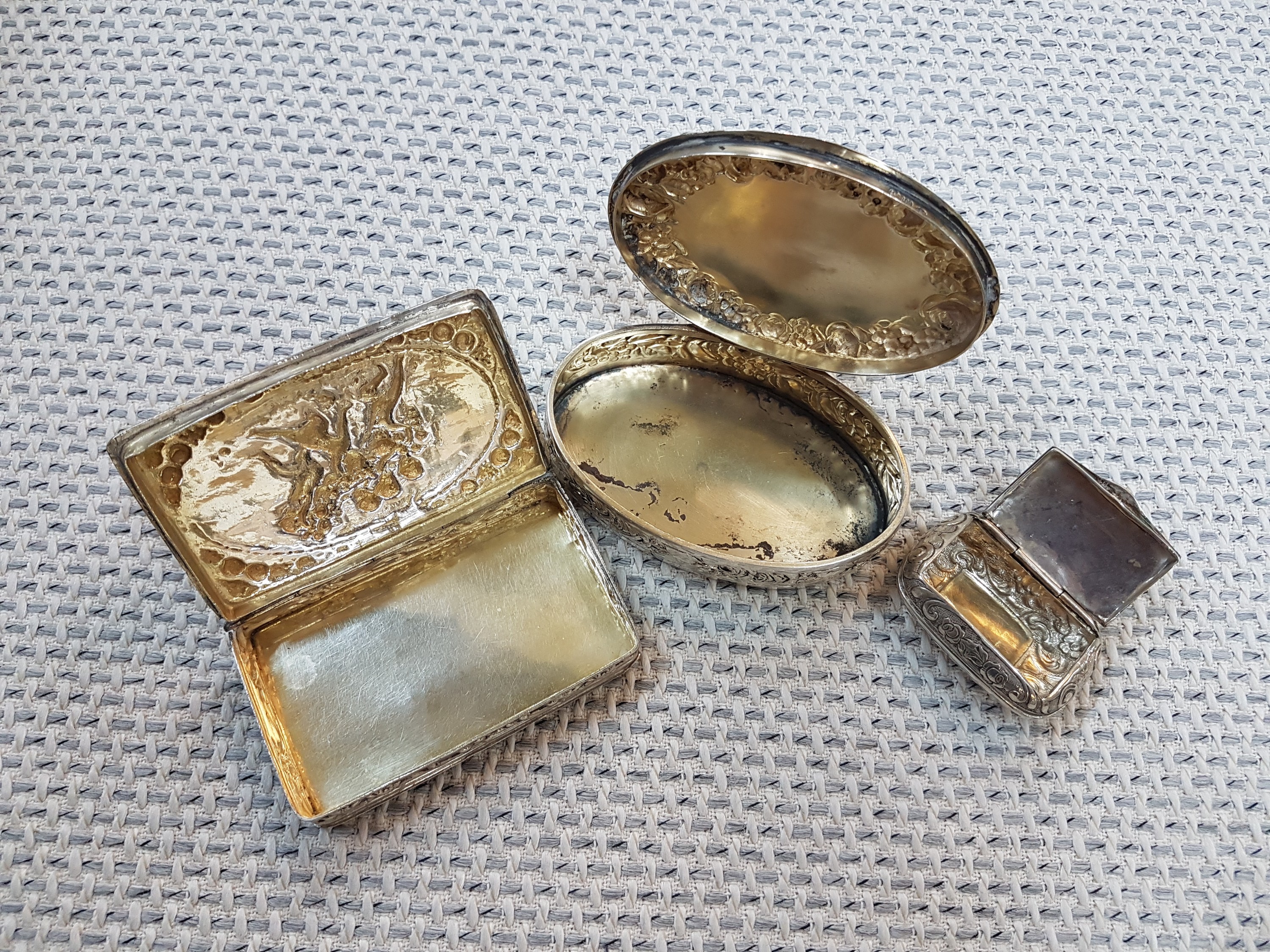 Detail f: 3 kleine Deckeldöschen aus Silber, ovale Dose, Martin Meyer, Mainz, Rosendekor 5x8 cm; rechteckige Dose, deutsch, 7,5x4,5 cm; Pillendose, ALBO, ...