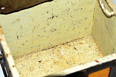 26995283b - Kriegskassette, deutsch, um 1800, Eisen, teils holzfarben bemalt, 7-zügiges Schloß mit ...