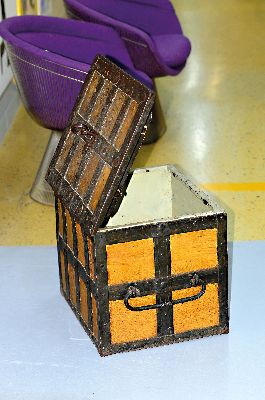 26995283c - Kriegskassette, deutsch, um 1800, Eisen, teils holzfarben bemalt, 7-zügiges Schloß mit ...