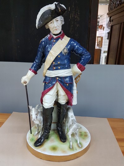 26995287a - Sehr große Porzellanfigur, Volkstedt, um 1900, Friedrich II. mit zwei Hunden, bunt ...