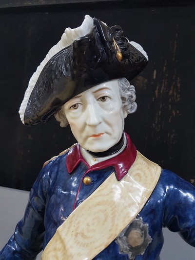 26995287b - Sehr große Porzellanfigur, Volkstedt, um 1900, Friedrich II. mit zwei Hunden, bunt ...